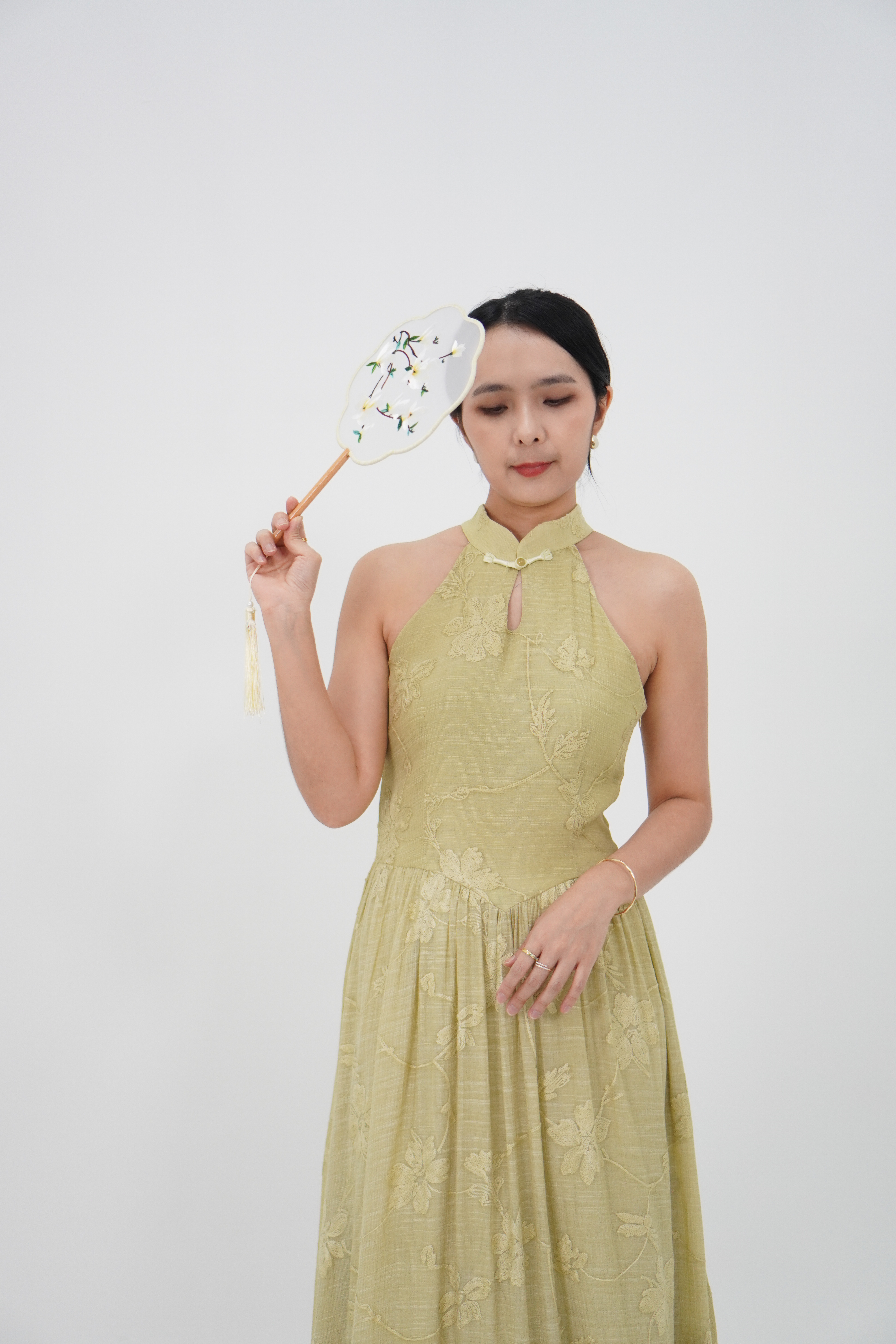 黄绿色新中式挂脖长裙