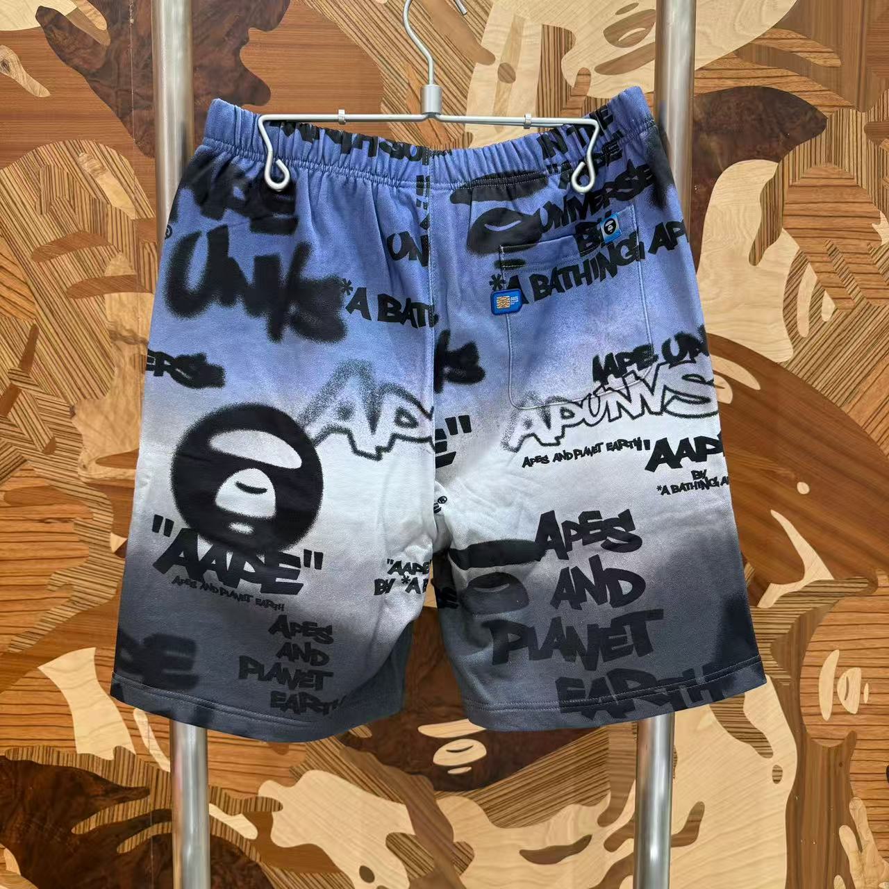 AAPE AAPEUNVS graffiti-print sweat shorts (D618)