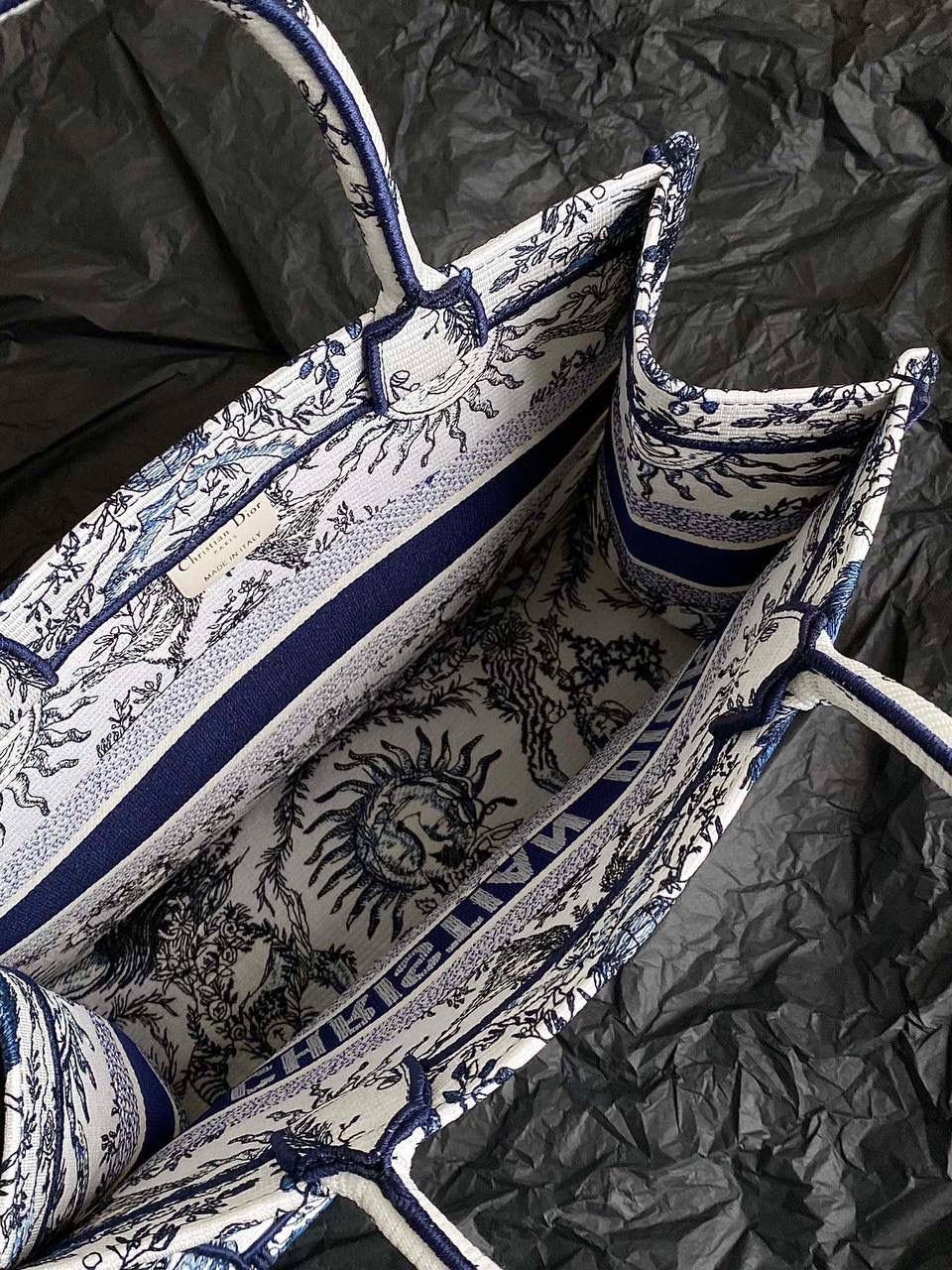 🈶蓝白中号 𝗖𝗗 𝗕𝗼𝗼𝗸 𝗧𝗼𝘁𝗲 24太阳神阳光茹伊 它有代表春天的玫瑰 夏天的麦穗，秋天的枫叶 以及冬日的枝干🍂 整个太阳也是关于守护的象征 寓意是非常美好的，浪漫且神秘 那种高定视觉，沦陷了！！ 行走在街头很是时髦🌟🌟 36×27×16cm