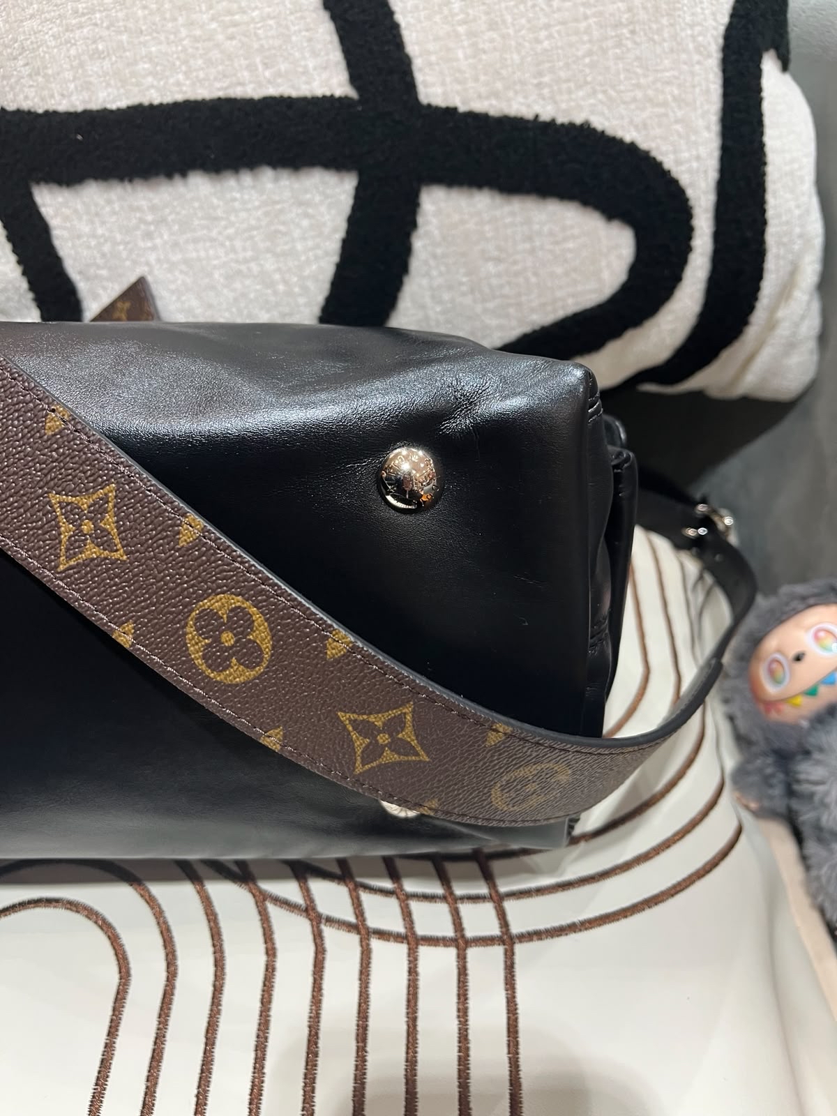 Lv CarryAll cargo Vibe pm leather 33.5 x23xd15cm 100%Authentic,98%new ✅收據 ✅dust bag ✅box