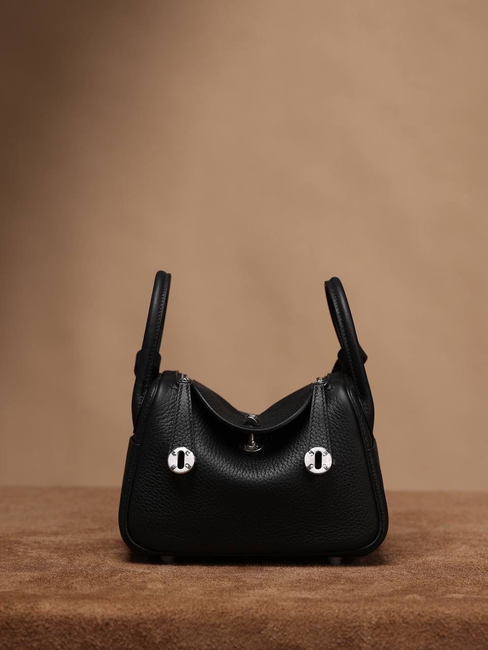 Hermes 爱马仕 Lindy Mini 19cm 黑色银扣👜✨ Lindy 独家渠道货 独家欧洲原厂皮原厂五金组装的ZP尾单货 尺寸：19*12.5*9cm Lindy是采用原厂的正品TC皮，什么是TC皮？ 爱马仕专用的clemence,简称tc皮，是Hermes最受欢迎的皮革之一，颜色会比Togo少一些，但是纹路比Togo细腻，含油更高，更软，因此稍稍有些下垂感的特点。