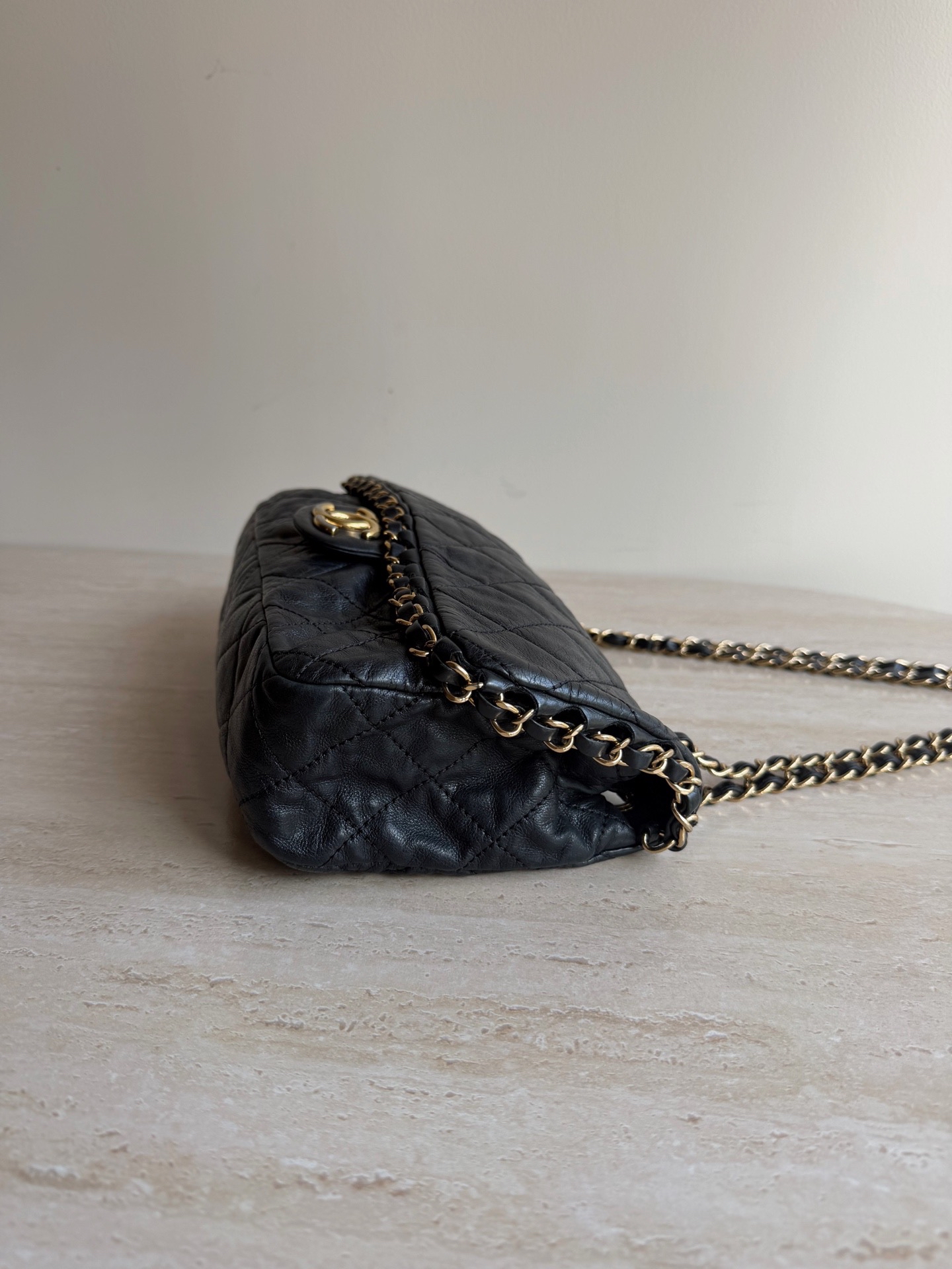 【預訂貨品】Chanel黑金滾邊牛皮腋下包 