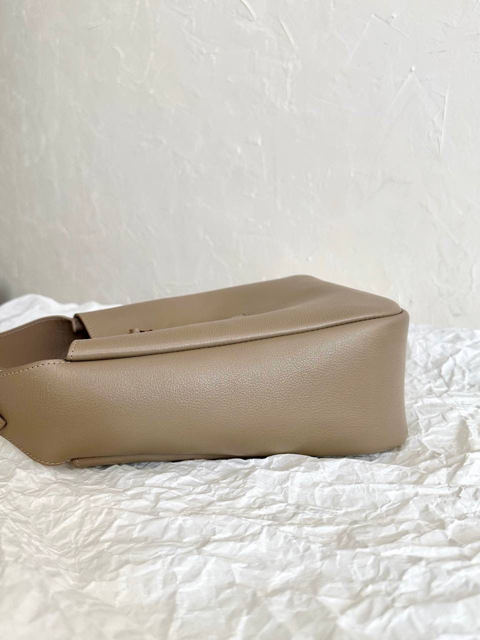 ys1 hobo bag腋下包奶茶色(金扣)🧦 大爆款🔥我和你们说，这只包看着普普通通 但是上身是真的很好看！ 第一次看到他们家有这种慵懒的腋下包 整个包都是柔软的原厂胎牛皮 又轻容量又大，真的很～～好背 这只包的灵魂在于圆滚滚中又有型 市场很多做得太挺括硬朗，那种货打咩啊❌ ZP开发⚠️全套包装哦～ 23×22×8.5cm713938m