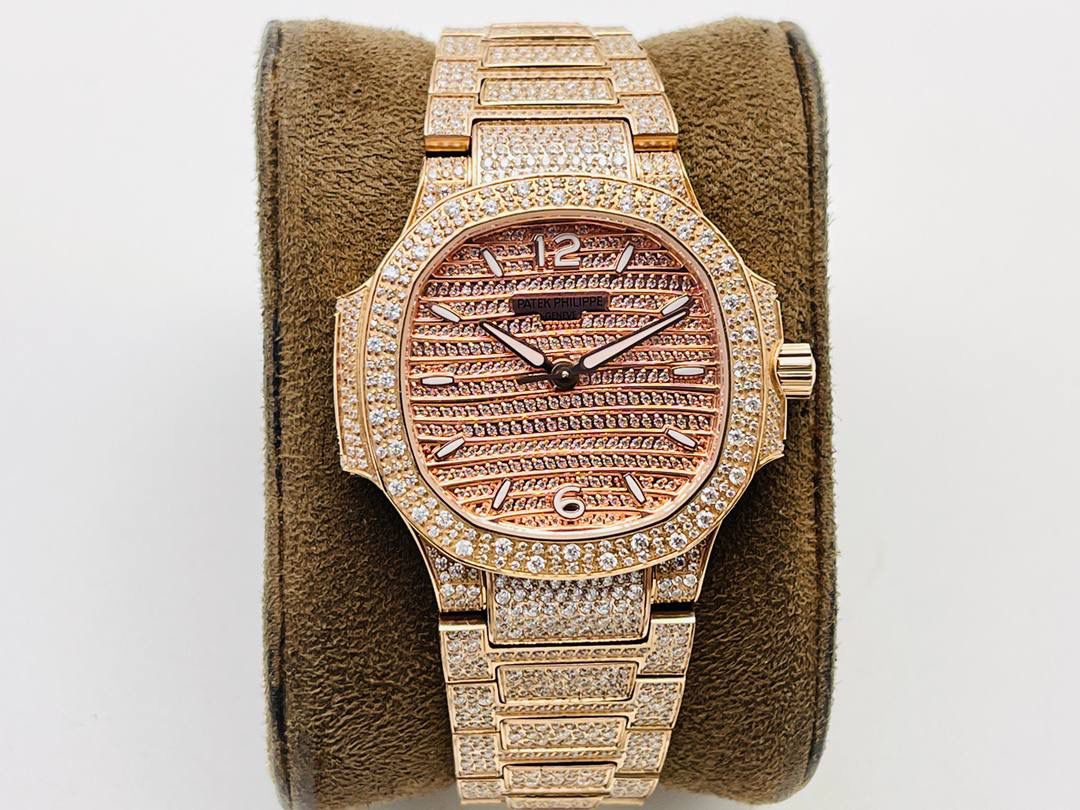 —百达.翡丽7118女士鹦鹉螺 满钻限量款 少量到货，限量供应（全身采用八心八箭天然奥宝水钻）😍😍 1⃣️腕表:定制9015改324 S自动一体上链机械机芯，中心大秒针！ 2⃣️表盘:密镶钻，拥有286颗钻 3⃣️表壳:密镶拥有518颗钻，拥有蓝宝石水晶透盖。 4⃣️直径35.2MM！ 5⃣️表链:采用拥有1729钻采用罕见的“不规则雪花镶钻”工艺，令腕表更添耀眼光彩，这项工艺需要将大小各异的钻镶嵌并固定到位，尽可能隐匿每颗钻之前的贵金属痕迹。 6⃣️顶配鹦鹉螺7118满天星！ 目前算是最奢华的女款鹦鹉螺 应该没有人能拒绝了它了吧？ 雪花❄️镶钻全身 不仅是表盘，表带都是雪花镶钻总之一个字“闪”（白色为真空炉内白金，玫色为真空炉内纳米玫瑰金）