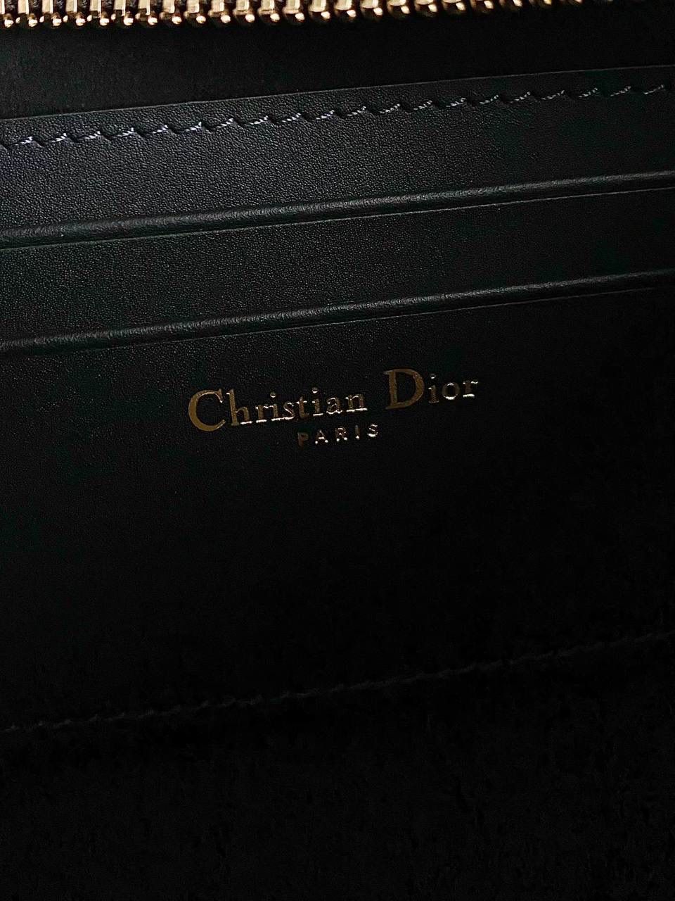 🈶全皮黑 𝗗𝗜𝗢𝗥 𝗦𝗶𝗴𝗻𝗮𝘁𝘂𝗿𝗲 𝗛𝗼𝗯𝗼 腋下包 Hobo在时尚圈一直占据着重要地位 全新包型又来咯，日常轻盈这只绝对OK 经典标志性logo又透着一股复古的调调 任何年龄段女生拿都不违和，非常有品 衔接的链条肩带也显得灵动随性不木讷了 很有法式优雅气息，冬天配大衣一绝 我可以天天背都不腻，通勤率只高不低 23.5×14.5×6cm，8131m