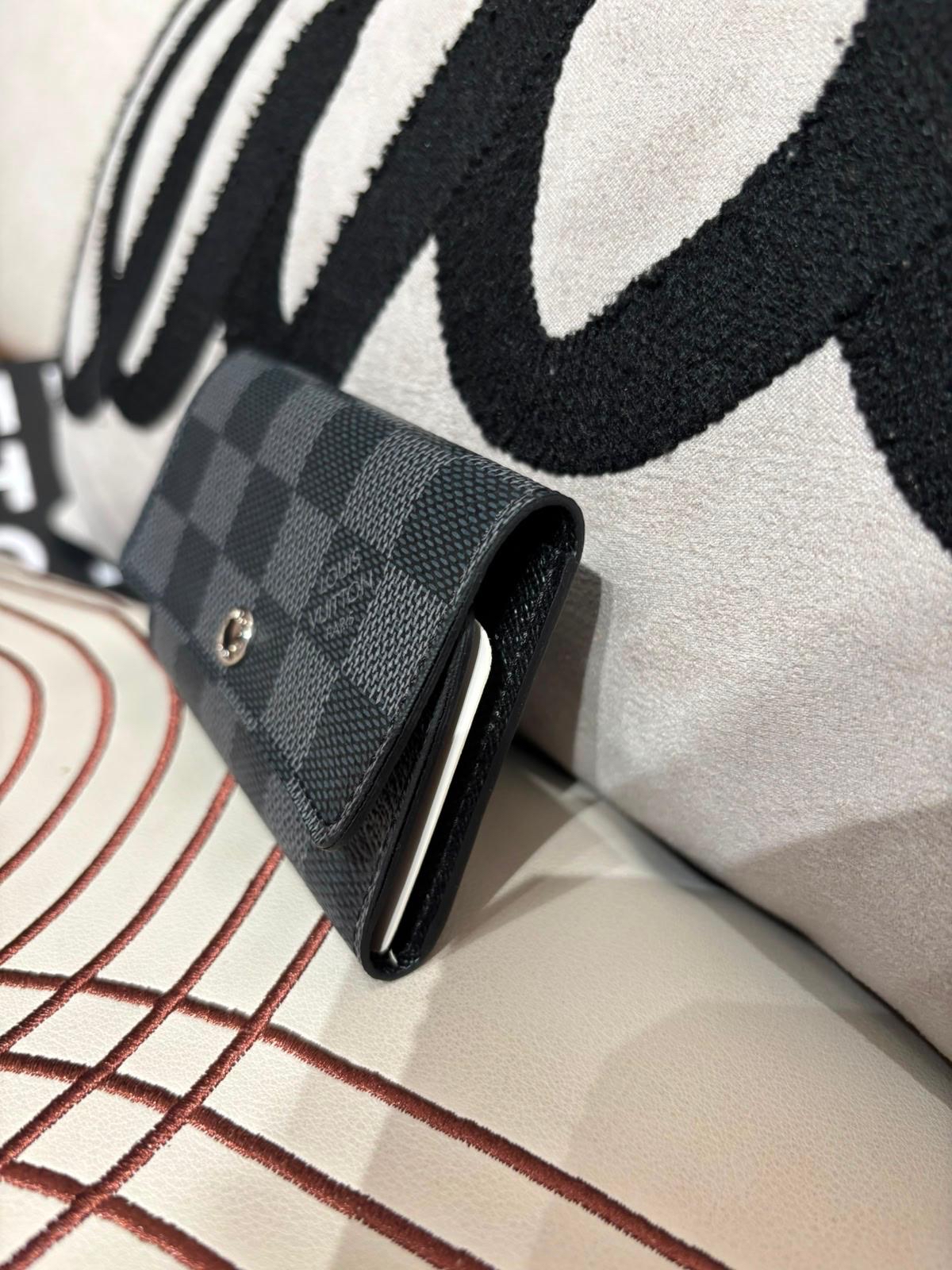未使用品 LV Key Holder 100%Authentic, Unused ✅Dust bag