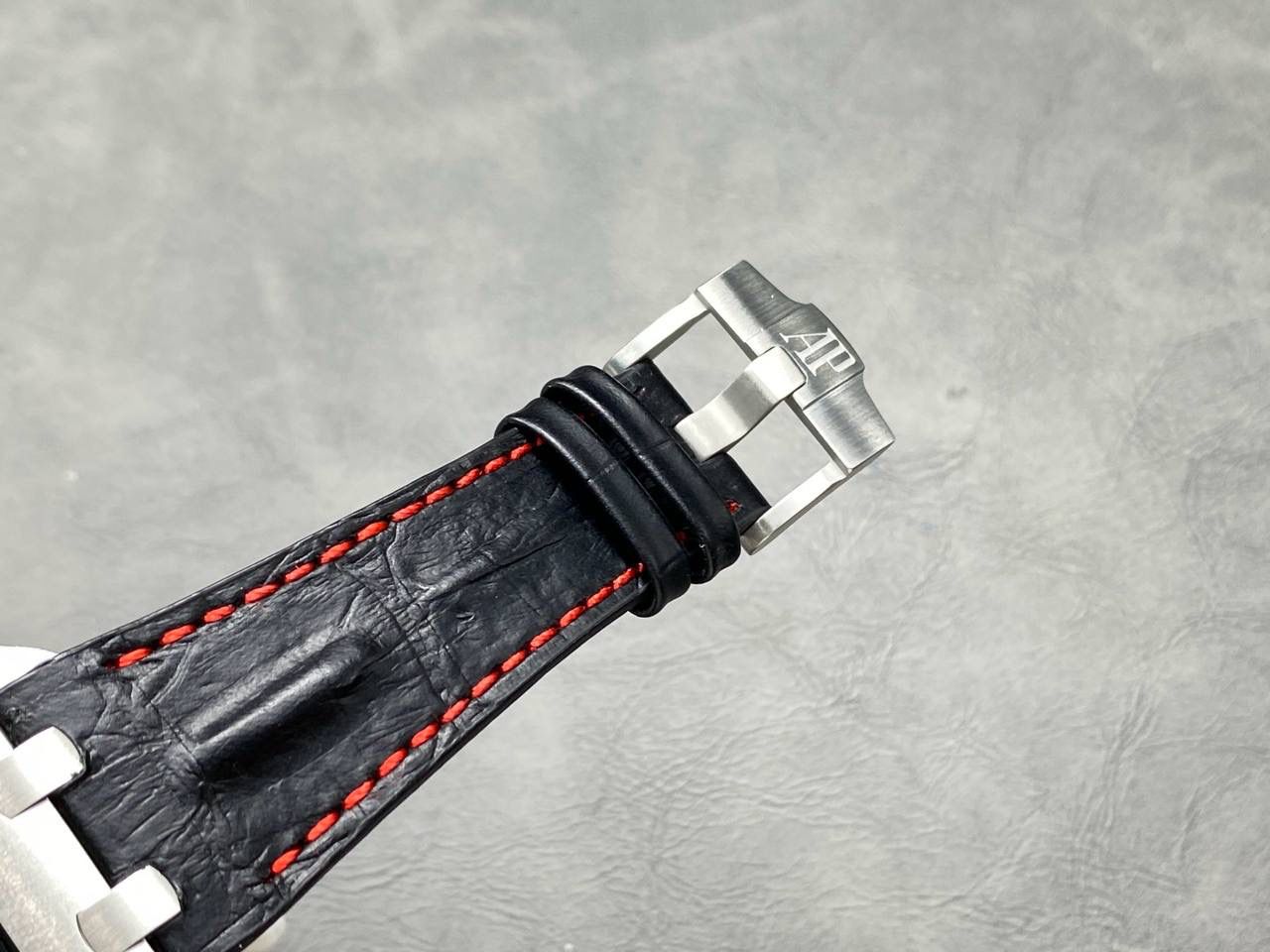 🚀爱彼 皇家橡树离岸型26400/26238/26470系列正式登场！款式最全，做工最好的爱彼计时款腕表来了，有做工好的顶级货，廉价的小厂货就别去考虑了！💯 1，机芯采用12位小秒的定制版3126计时机芯，完美还原原版所有功能。经过精密打磨，大大加强了其稳定性。 2，其中碳纤维系列表壳采用全新碳纤维复合材料——「Carbon TPT® B.4」打造，这种高科技材料比常规 Carbon TPT® 密度提高4%，纤维硬度提升15%，树脂强度提升30%，材料结构经过各项异性优化，保持轻盈同时无比坚韧，提供迄今最强的抗冲击性能。 3，字面颜色均采用目前最先进电镀技术，非几年前的简单喷漆技术。每一个巧克力格纹装饰，通过CNC级别打磨，无限接近原版。 4，同步原版搭载微微活动头粒，胶带采用进口氟橡胶材质，皮带采用美洲鳄鱼皮材质，更加耐磨耐造。