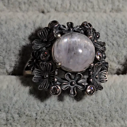 Cat's eye kunzite floral ring with rainbows in adustable sterling silver (A) - KNZ1