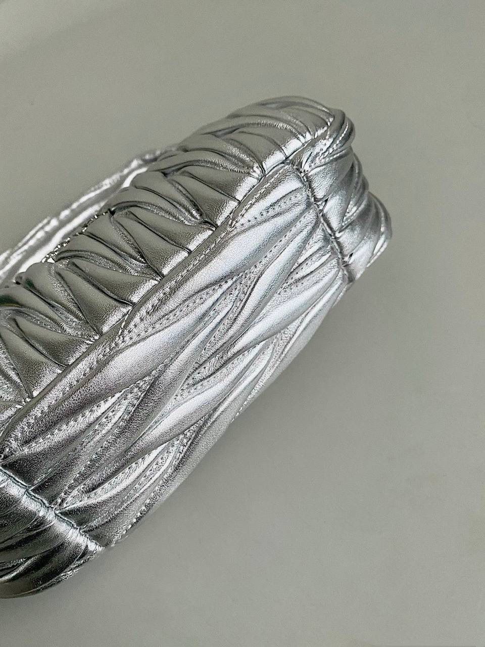 🈶银色小号 𝗠𝗶𝘂𝗠𝗶𝘂 𝗪𝗮𝗻𝗱𝗲𝗿 𝗛𝗼𝗯𝗼褶皱腋下 火爆全网都不用多说，人手一只的程度 我们用的是进口小羊皮！非国产皮料 肉眼可见的细腻，软软糯糯触感非常好！ 他家经典独特的褶皱工艺，是要有一定厚度 底料太薄了都做不出它的饱满和弹性 更不是市场通货干瘪瘪的褶皱，实在太假 我们新合作的老师傅在这细节上扣的很认真 一缕一折都有zp的神韵，且做到对版！！ 追求高品质的来 小号：17×20×6cm，#F0013m 中号：18x25x7cm