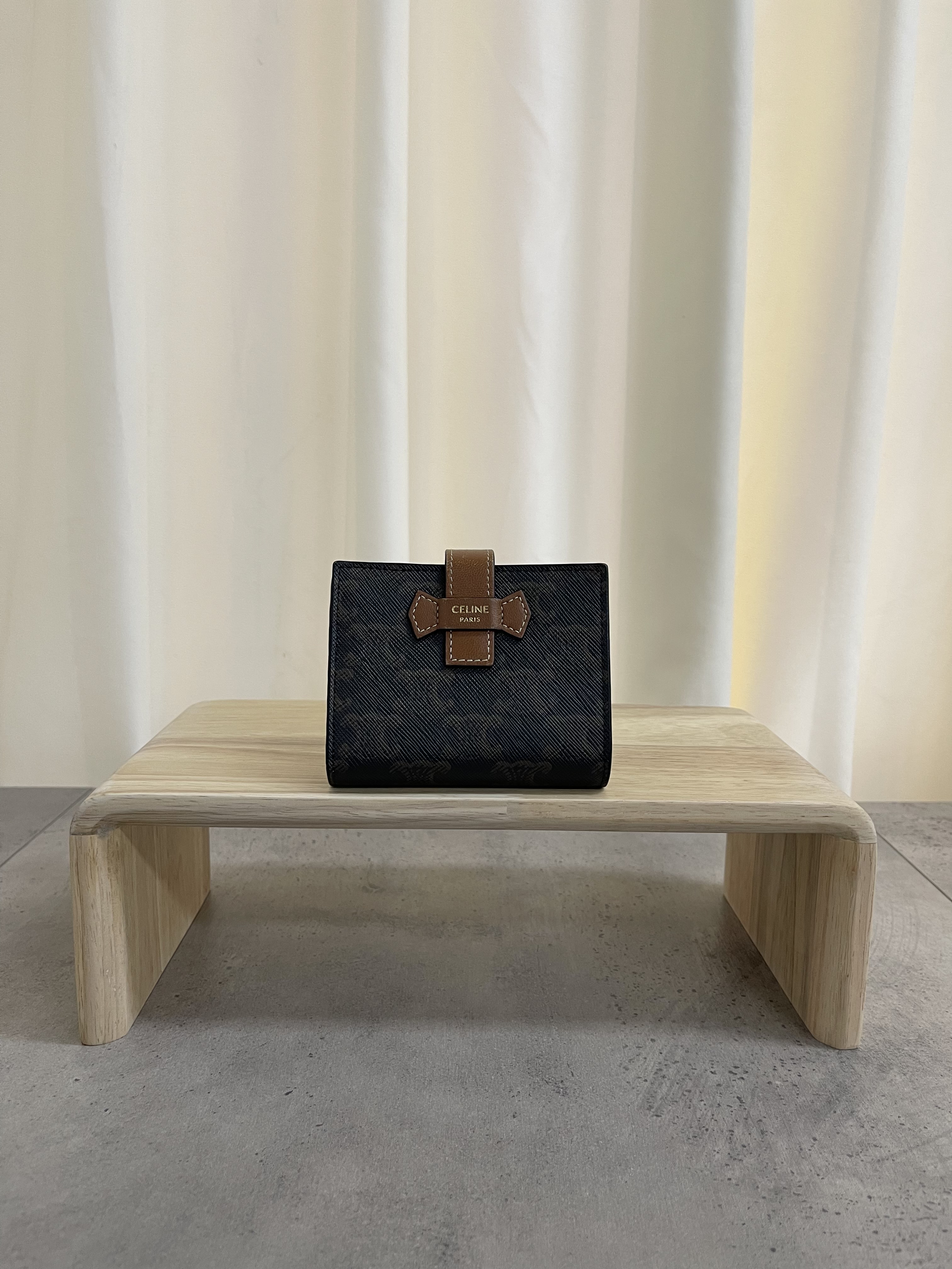 Pre-owned Celine Wallet/ Product Code: 26012703