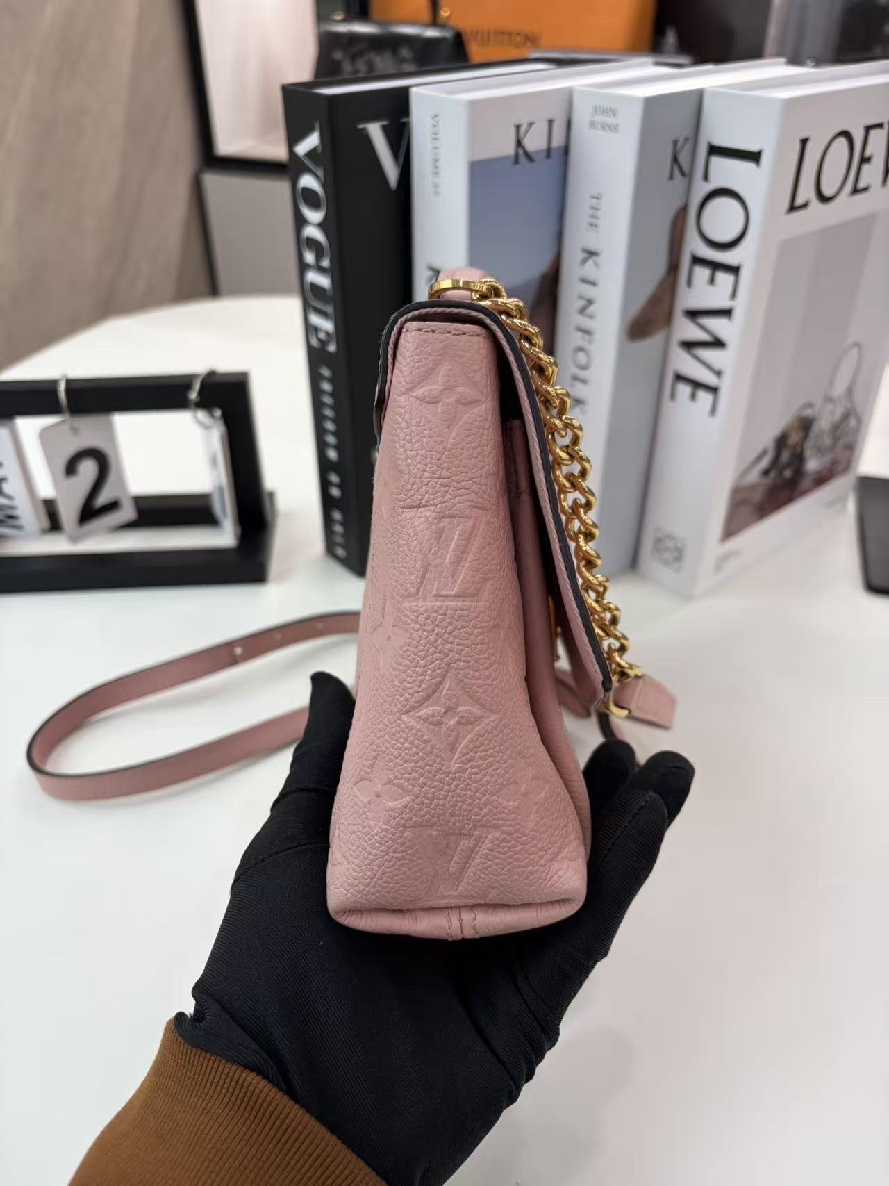 【預訂貨品】LV blanche全皮壓花郵差包