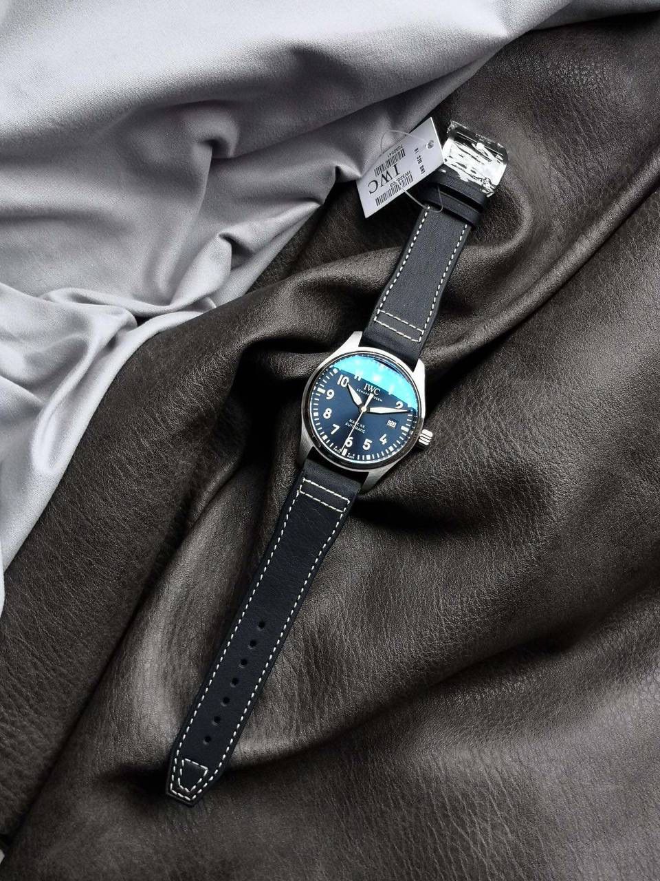 V7厂马克20，系行业同款唯一敢于呈现真假对比评测的版本，修正市面现有版本不足，其结构以及细节均按原装逐一复制，拆解后与原装完美保持一致，真正完美克隆。 V7厂顶级表壳延续马克18腕表的40mm精钢表壳制作工艺，取消了软铁罩，厚度由原来的11MM微减至10.83MM，表冠仍然采用旋入式，外表耳比原来稍宽与纵向间距由原先 51.2MM减小至49.2MM，佩戴感更舒适。表圈采用镜面抛光处理以凸显立体感。其直径，厚度，弧度包括底盖边缘线条细节也不放过100%温和原装，边角打磨亦十分到位。密底设计又给腕表完美度加分，V7底盖拉丝完美还原，各角度均无死角。