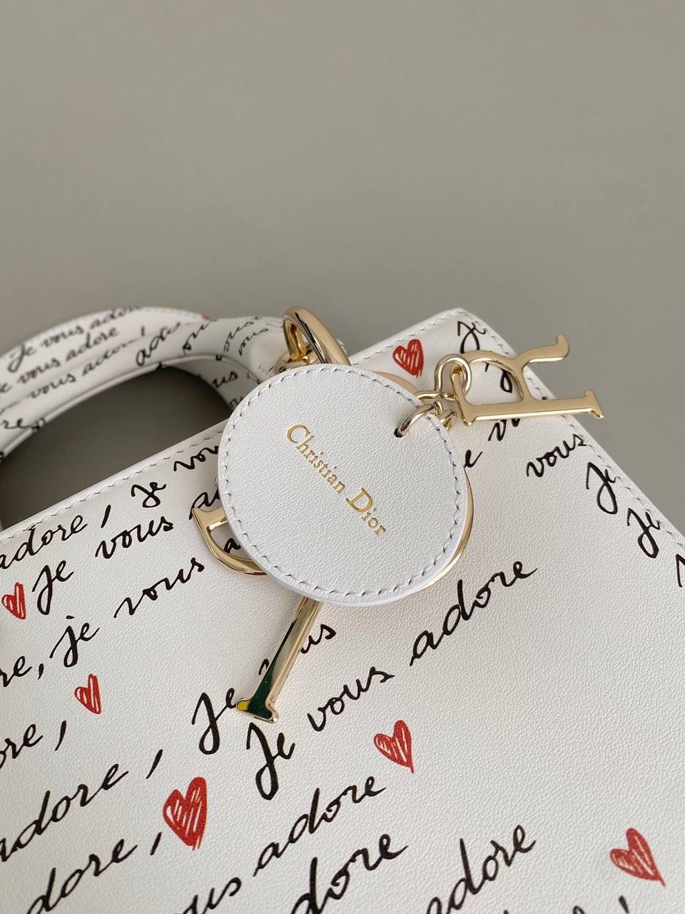 🈶爱心白 𝗗𝗜𝗢𝗥 𝗟𝗮𝗱𝘆四格 七夕限定，更是每一天的爱意限定 情书💌款这种淡淡的色调好梦幻 从印花到纯色都散发着治愈的气息 刻印的纹理感，伸手可触 连绵不断的法语我爱你'点缀着爱心❤️ 是写满了法式浪漫的包包呀！ 请拥有，这独一份的爱意 20×17×8cm #4123m