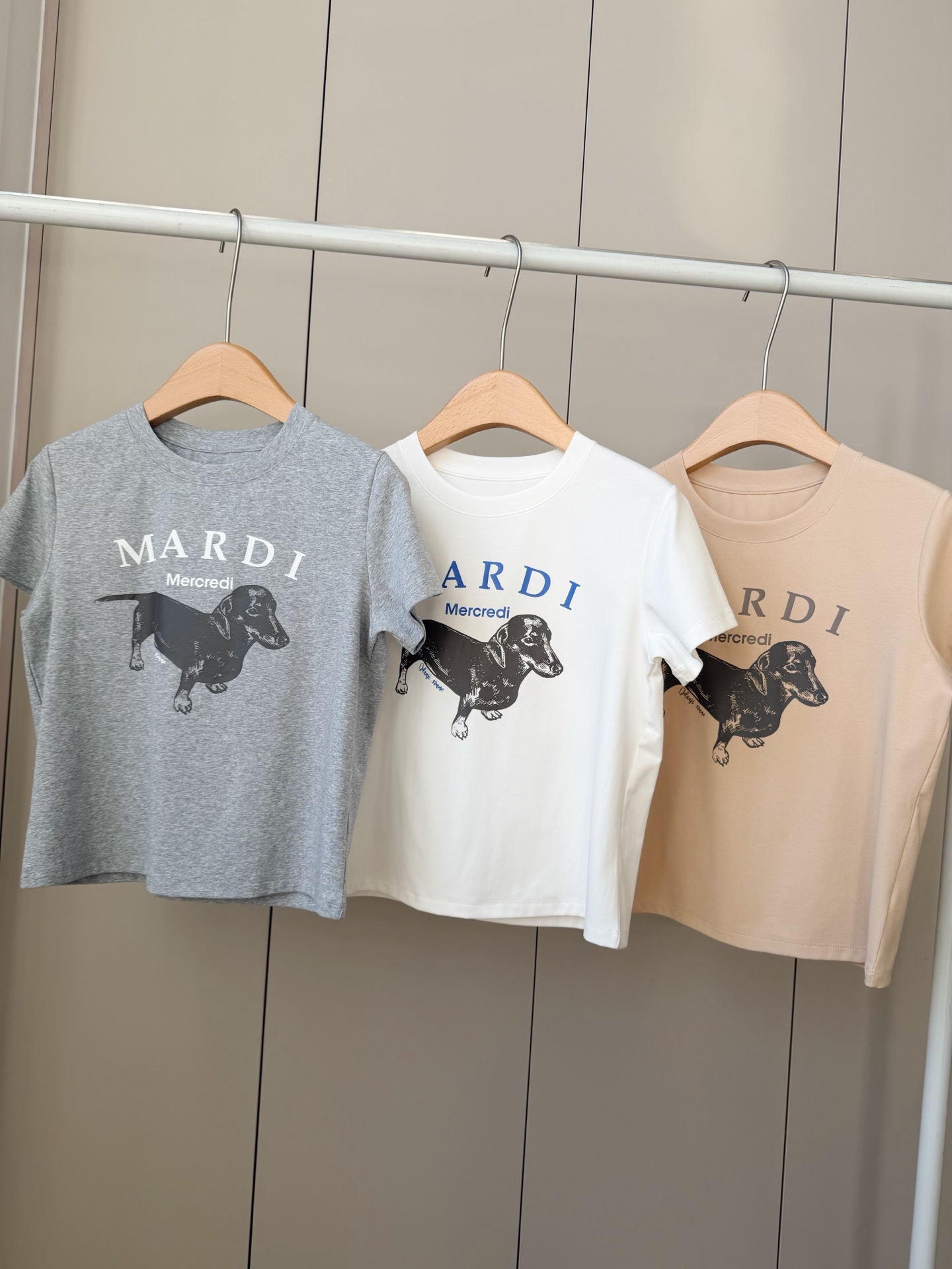 $150件。2件起$ 140件。Mardi Mercredi 經典狗狗印花短袖 Tee