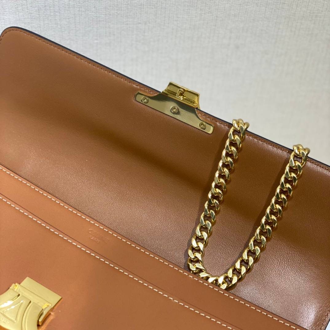🔥大货实拍图 𝗖𝗘𝗟𝗜𝗡𝗘 ♥ 亮泽牛皮革链条包 型号：197413 尺寸：33*13*5cm