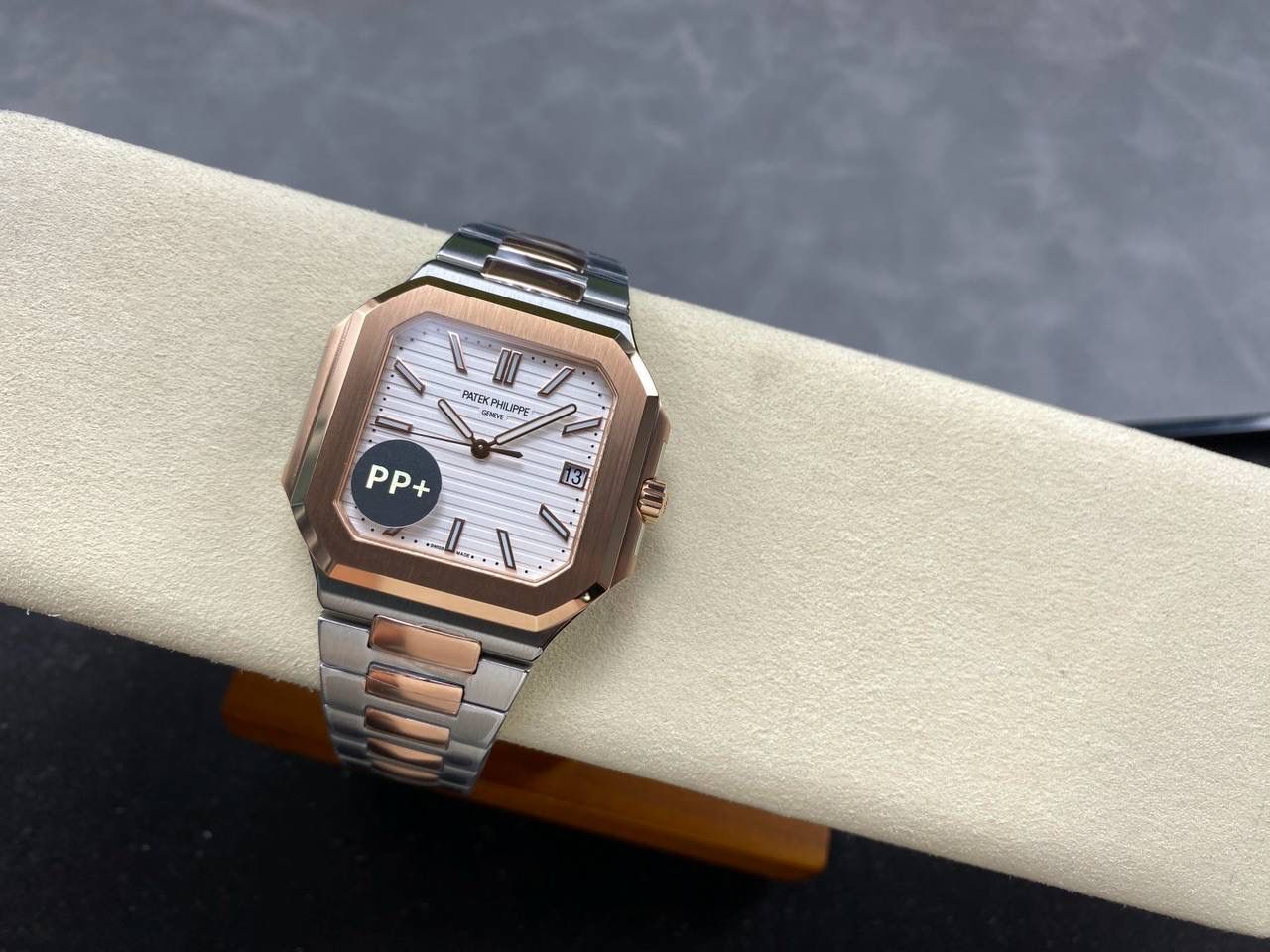 百达翡丽 方形 新系列CUBITUS 5821腕表 亮点特色：1️⃣机芯:搭载定制9015改Cal.26-330 SC一体机，调时不停秒，调时不停秒，摆轮位置均与正品一致，自动上链机芯。2️⃣钢带:316L定制级人体工程学表带，新扣款式。3️⃣表壳:尺寸45毫米厚度仅8.3mm，为表壳对角线长度(即10点位至4点位),因为表壳近似于方形，上下边的宽度会小于这一数值，所以视觉效果并不是很大。 搭配上，5821属于运动风格腕表，日常搭配正装和休闲风格也可以。