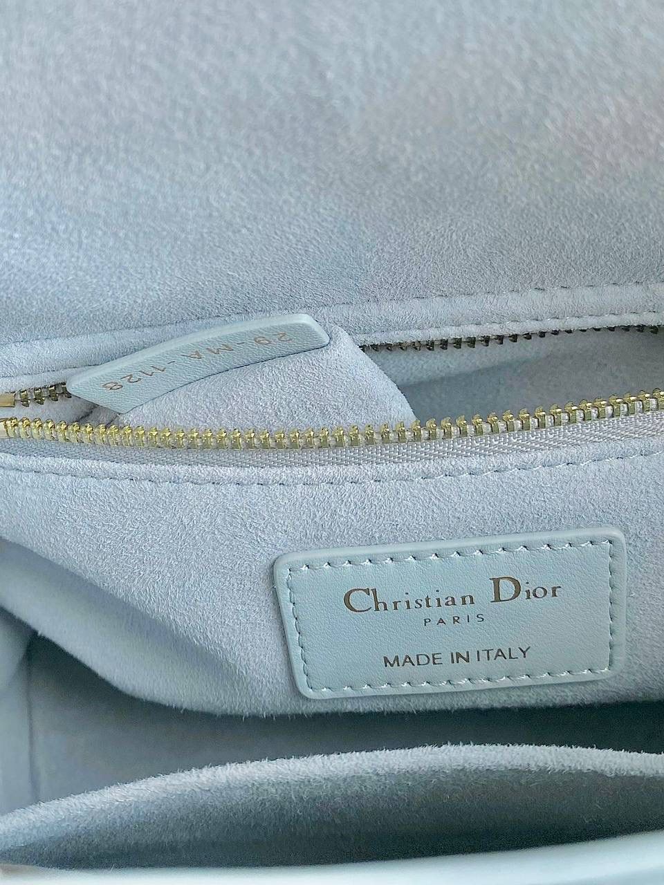 🈶湖水蓝「剩少量」 𝗗𝗜𝗢𝗥 𝗟𝗮𝗱𝘆羊皮四格金扣 秋季新颜色太甜太美了！奶呼呼的 不是正baby 蓝哈！别被网图滤镜误导了 清澈澄明的湖水颜色，是一种淡色调带绿的蓝 就会在不同光线角度下，呈现偏绿或偏蓝调 特别温柔清冽，像夏日的风一样温凉如水 干净纯粹，柔和中有股力量带来的平静感 整个人都被治愈了啊啊啊！！ 进口原厂羊皮➕全钢五金，终极版 （配8个五金图案 全套包装） 20×16.5×8cm 4123