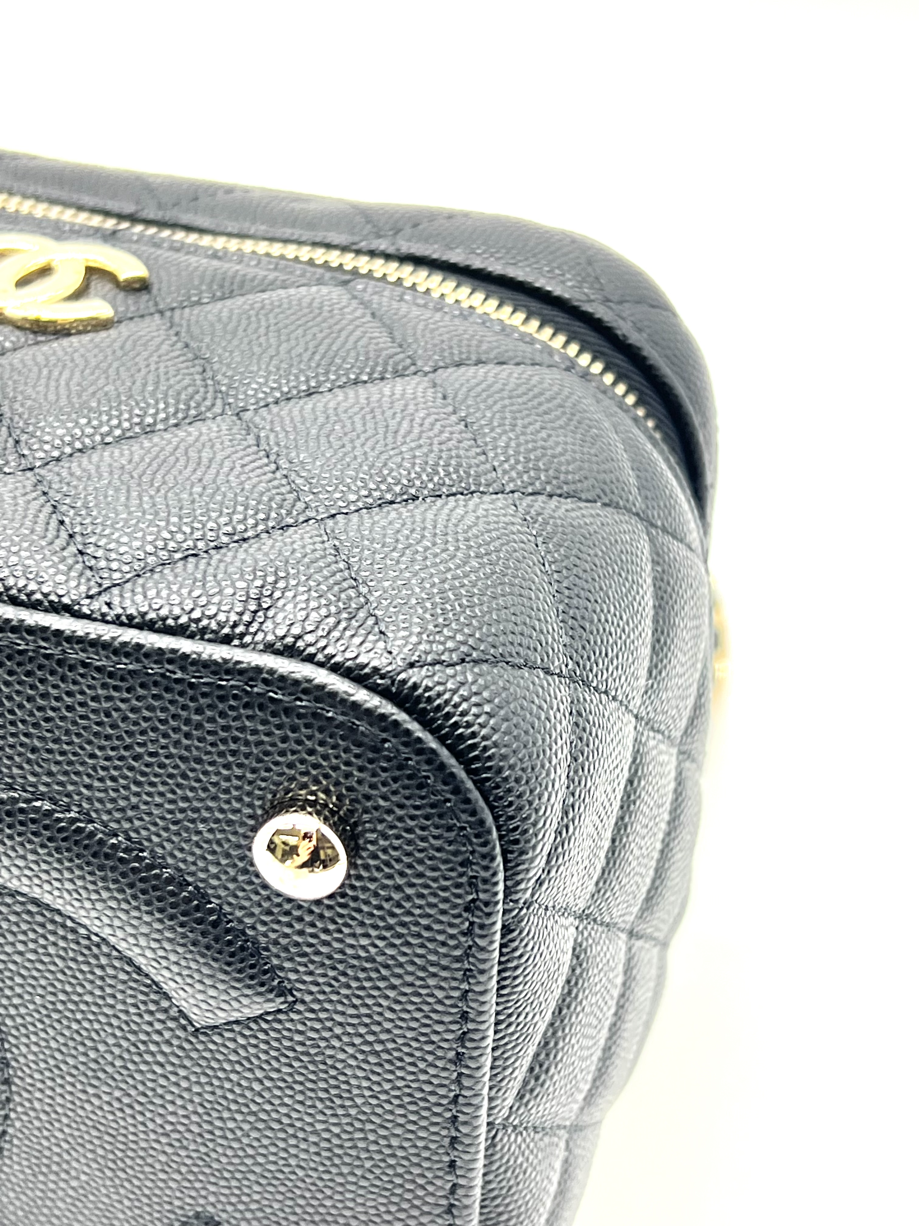 Pre-Owned CHANEL Caviar Quilted Mini Vanity Case with Chain / Product Code: 26051108