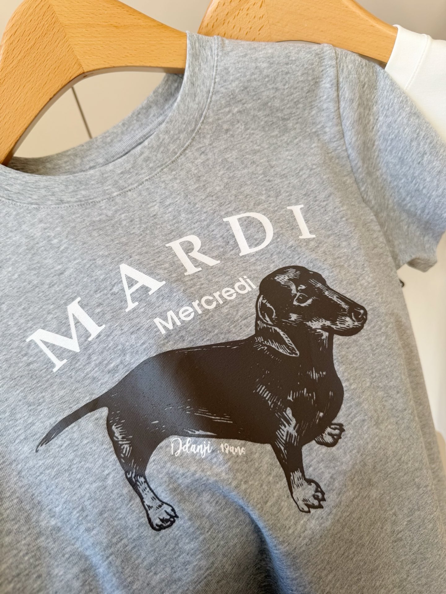$150件。2件起$ 140件。Mardi Mercredi 經典狗狗印花短袖 Tee