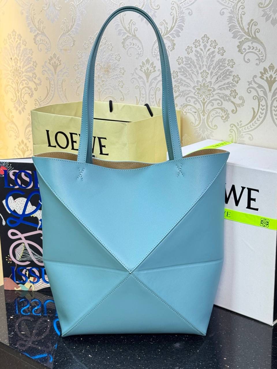 🎈*中号𝐏𝐮𝐳𝐳𝐥𝐞 𝐅𝐨𝐥𝐝折叠手袋👜*（水蓝色） ——全新【𝗡𝗘𝗪】升级‼️ 延续经典𝙋𝙪𝙯𝙯𝙡𝙚的标志性几何裁剪设计，新晋顶流🅰️𝙋𝙪𝙯𝙯𝙡𝙚 𝙁𝙤𝙡𝙚 𝙏𝙤𝙩𝙚以折纸包为灵感，升级成🉑完全折叠‼️的结构，立体与平面任意切换，出差旅行🧳必备单品。小牛皮材质轻且柔软，𝐌𝐢𝐧𝐢尺寸搭配一条可拆卸式肩带，手提，肩背，斜挎多样化背法✨ 尺寸：𝟐𝟓.𝟓-𝟏𝟒.𝟓-𝟑𝟏.𝟓𝐜𝐦 款号：052316