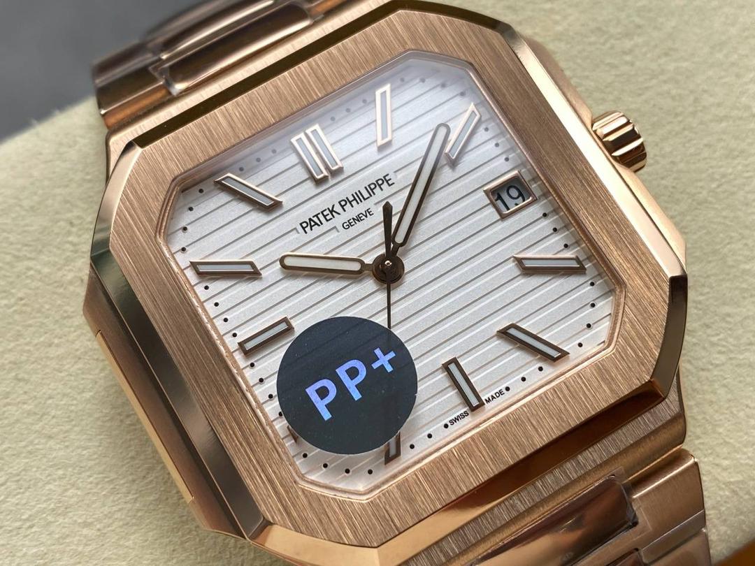 PP+ 百达翡丽 方形 新系列CUBITUS 5821腕表 亮点特色：1️⃣机芯:搭载定制9015改Cal.26-330 SC一体机，调时不停秒，调时不停秒，摆轮位置均与正品一致，自动上链机芯。2️⃣钢带:316L定制级人体工程学表带，新扣款式。3️⃣表壳:尺寸45毫米厚度仅8.3mm，为表壳对角线长度(即10点位至4点位),因为表壳近似于方形，上下边的宽度会小于这一数值，所以视觉效果并不是很大。 搭配上，5821属于运动风格腕表，日常搭配正装和休闲风格也可以。