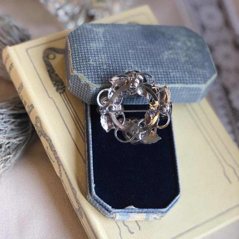 Vintage C.a. 1960s Silver tone Rose Wreath Openwork Brooch (MT1101-4)