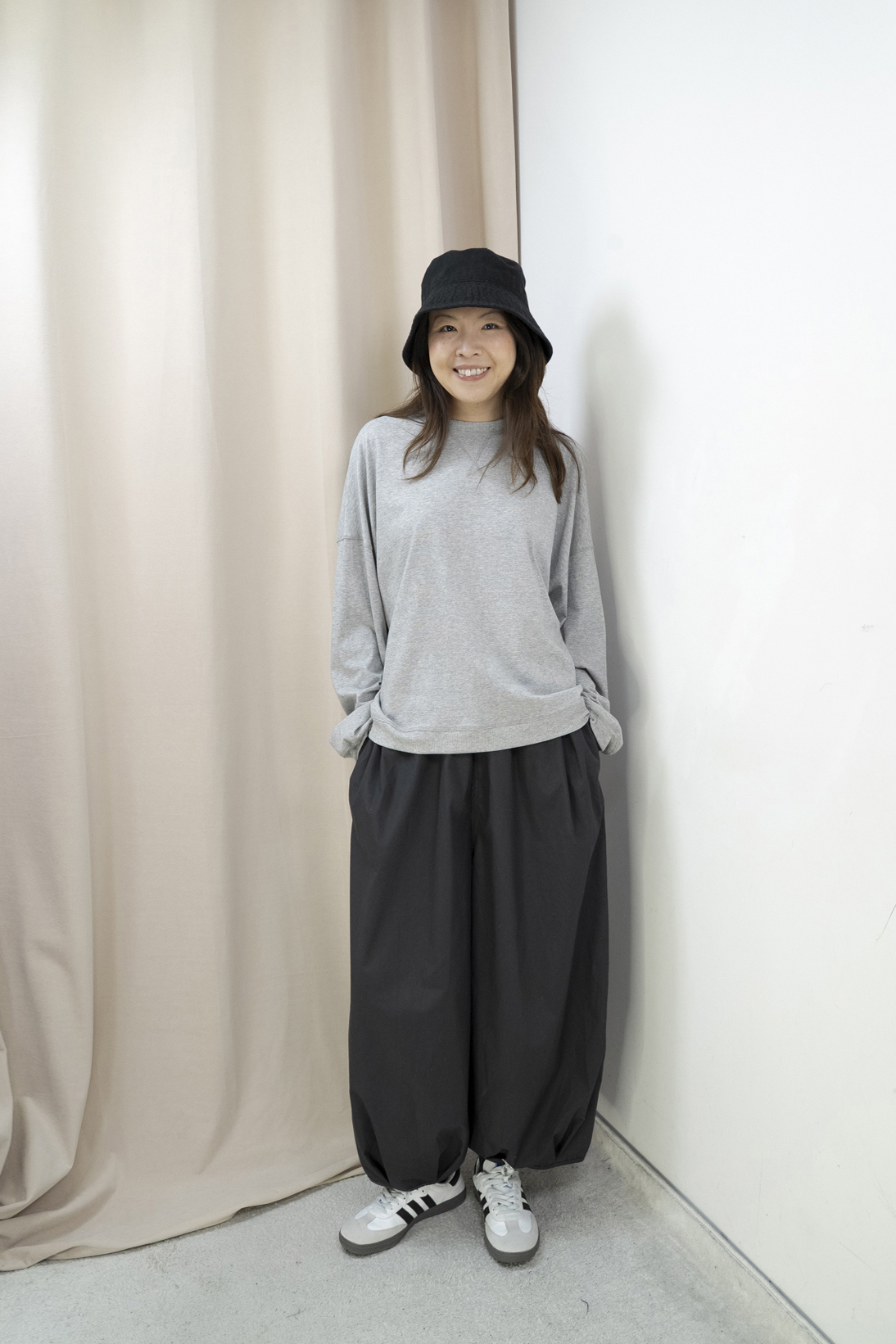 輕軟薄倒三角造型明線上衣（淺灰色）