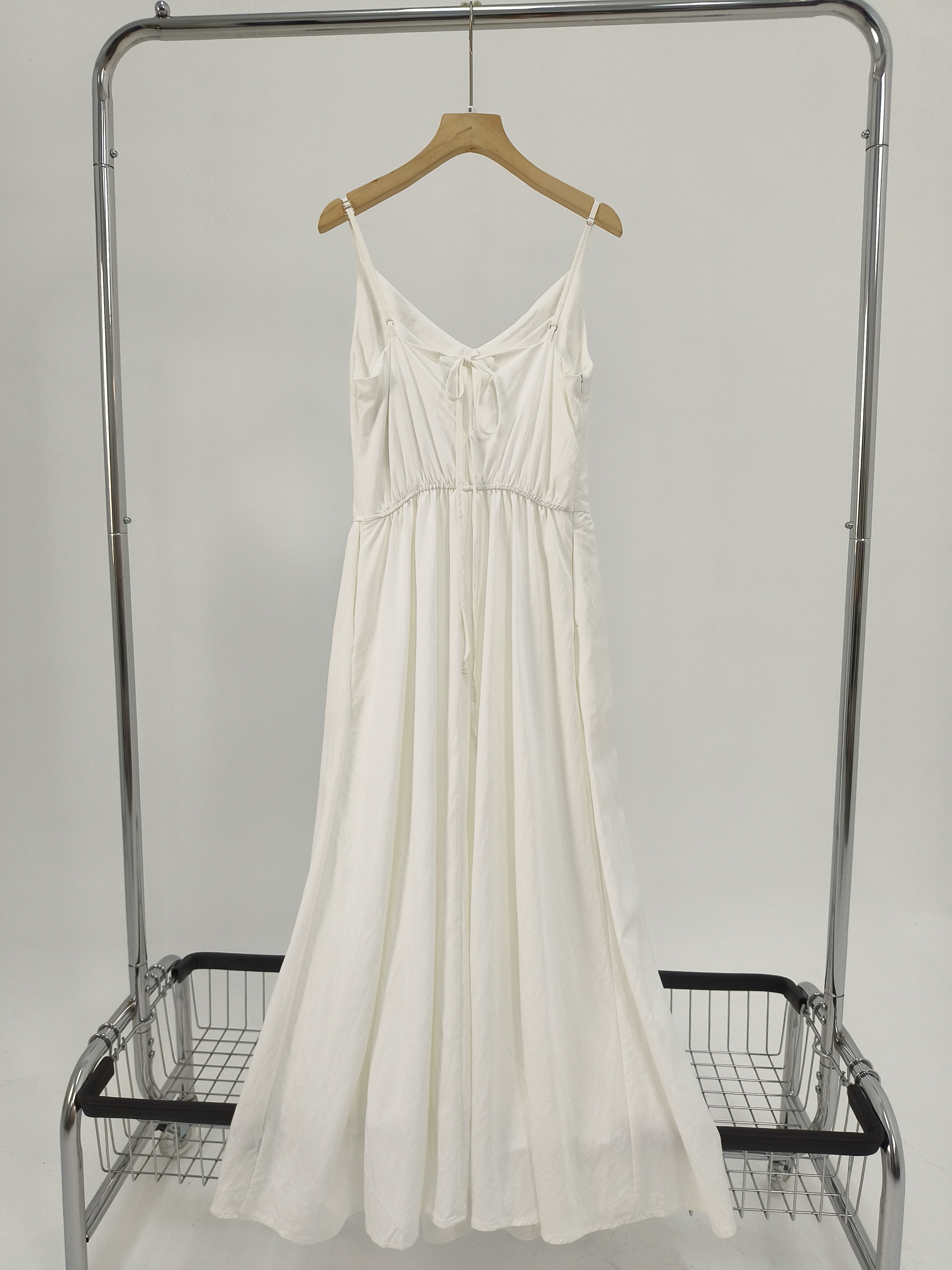 白色简约吊带连衣裙