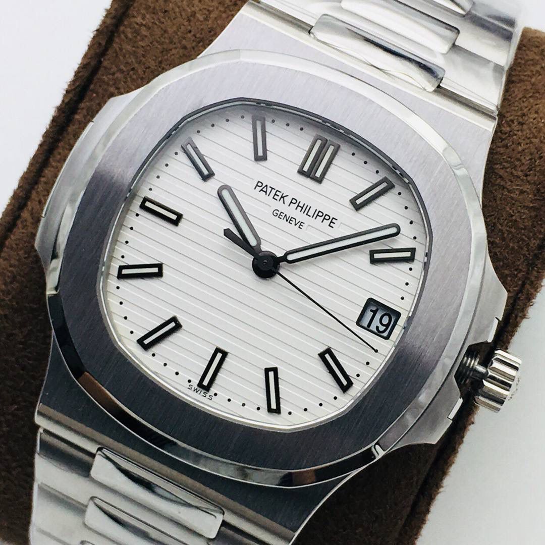 新力作 V4超级升级版 百达.翡丽鹦鹉螺重磅来袭！ 1：第一款真正意义上的超级鹦鹉螺，震撼来袭，全新修正的不锈钢表带，铰链部分根据真正的百达翡丽鹦鹉螺不锈钢表带拆解开发，和正品一致的贴合效果！ 2：逆袭之前所有副本，铰链开合角度和正品一致，锁毕声音和正品相同！ 3：重点指出此次V4版的面盘在采用与真品一致的覆荧光涂层金质立体时标，特别突出的“蓝魅”面无限接近原版！ 4：机芯方面是全新订制的修正版的一体芯Cal.324机芯，是目前唯一做到机芯的钢印与正品一样的雕刻工艺。