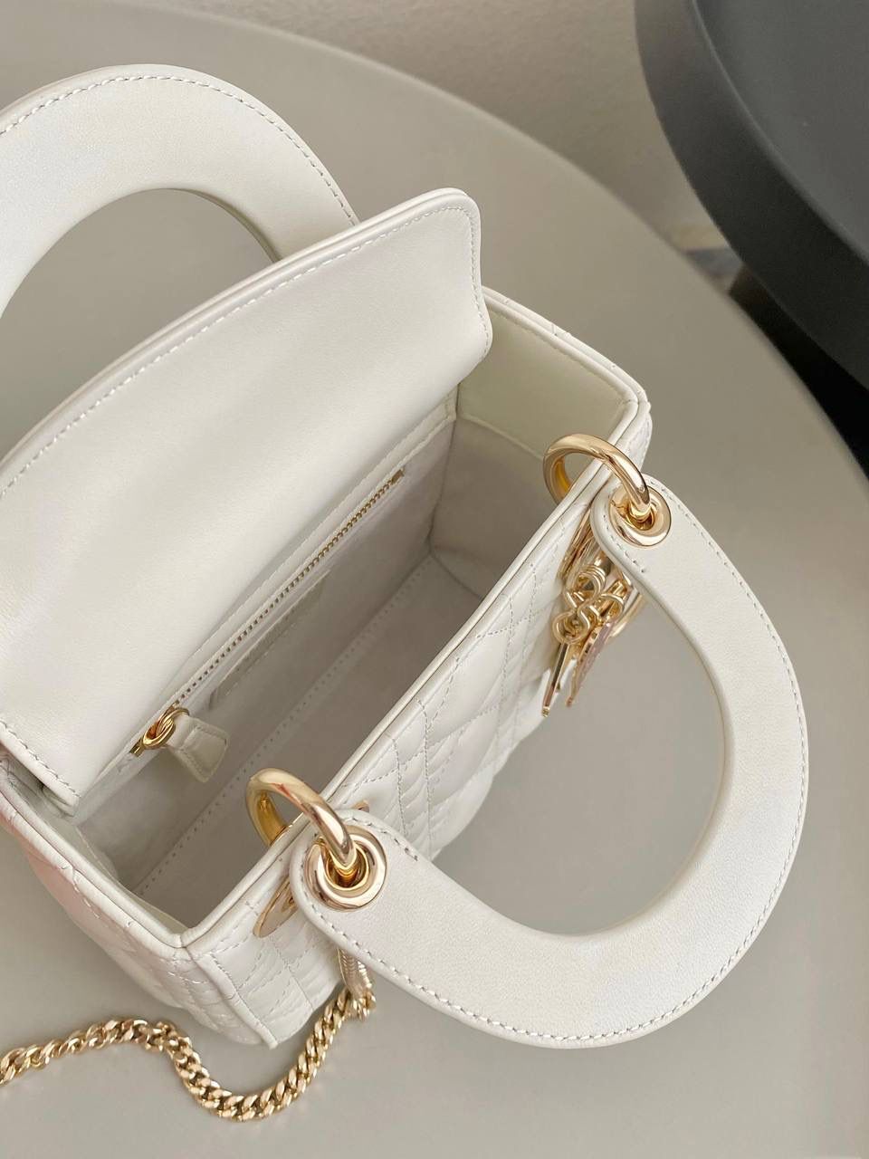 白色🌟 三格 𝗗𝗜𝗢𝗥 𝗟𝗮𝗱𝘆七夕限定 在经典的基础上加了爱心小挂饰 让整个氛围有了爱的烂漫气息 戴妃作为经典的代表，怎么买怎么对 特别手拎时会显得整个人非常温柔优雅 我一直都推荐女生一定要有一只经典款！！ 每个颜色都好好看，完全不需太纠结😍💓 17×15×7cm