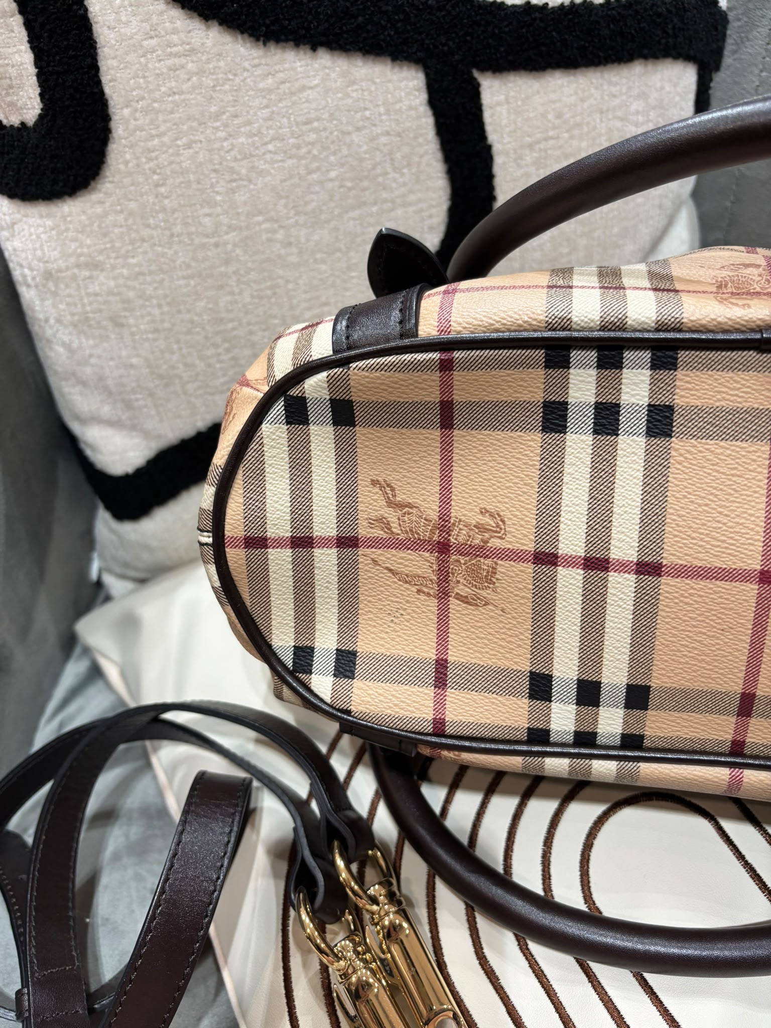 Burberry 2way bag 100%Authentic, 95%New ✅Dust bag