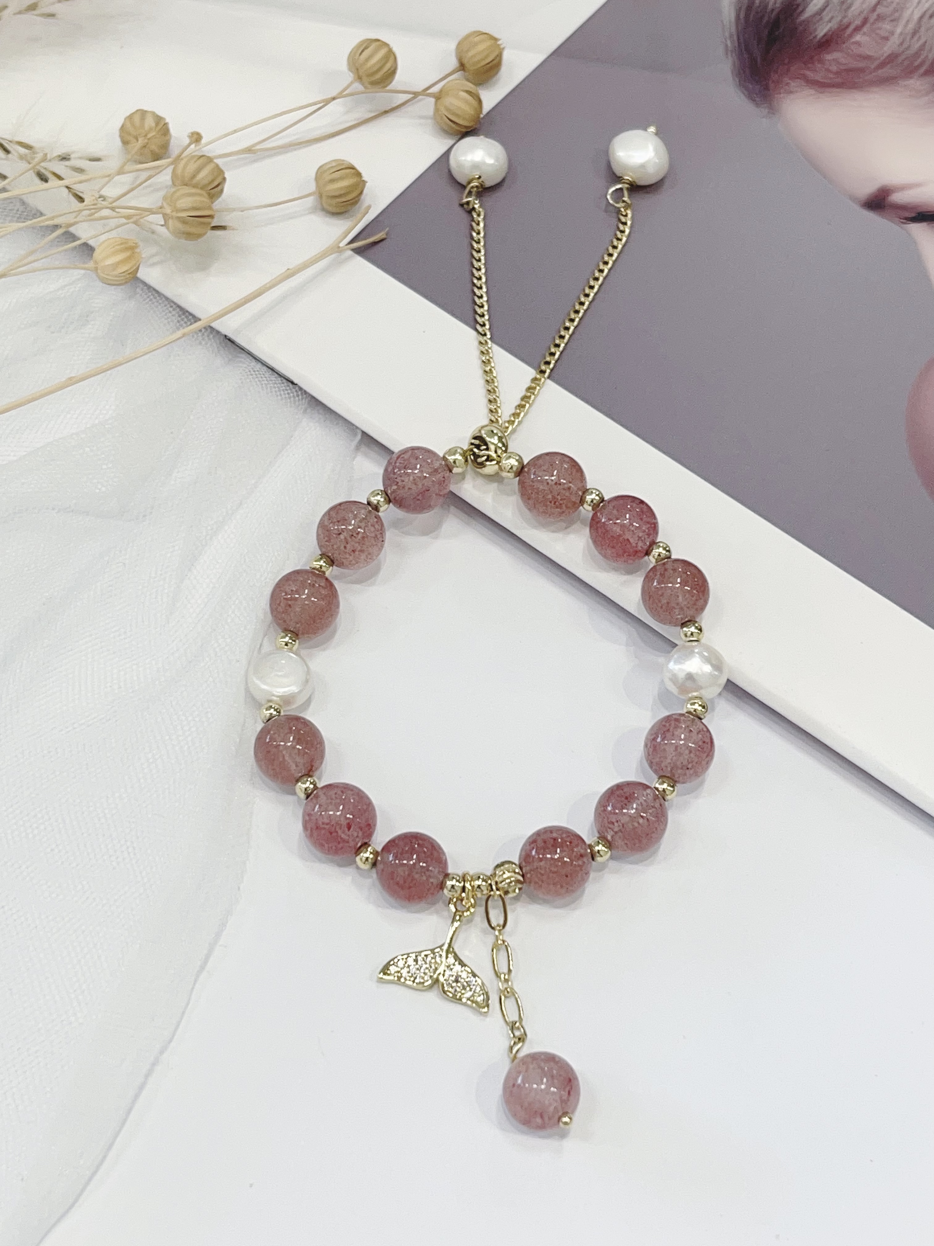 🍓草莓晶 Strawberry Quartz 手串｜8mm 淡水珍珠 × 抽绳设计款
