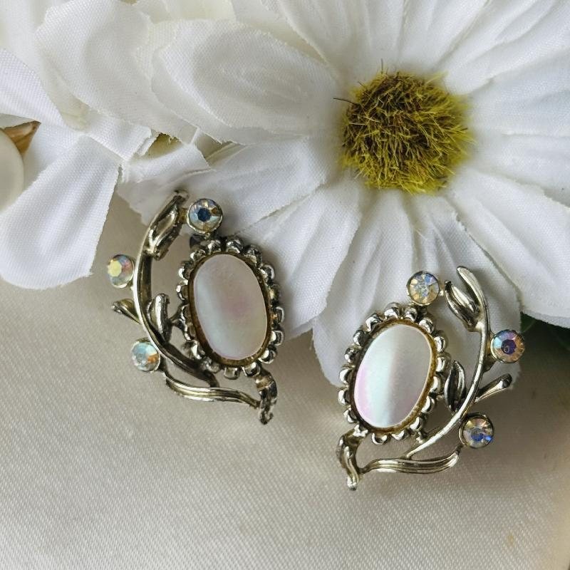 Vintage C.a. 1950s Mother Of Pearl Elegant Foliage Clip Earrings (MT2283)