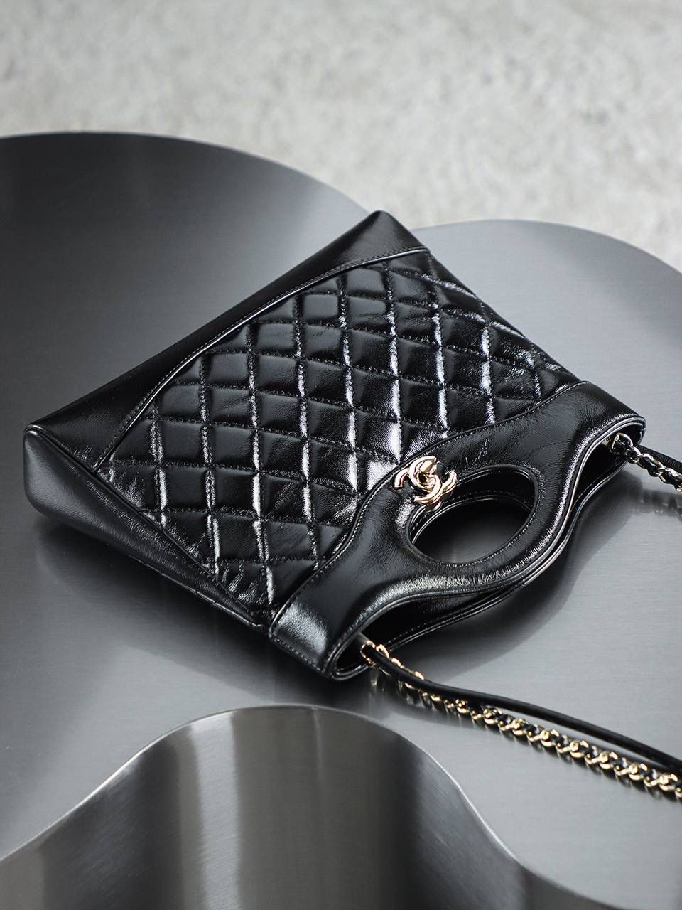 25Bag迷你肩帶可拆卸鑒定版👜 一包一碼 支持全球鑒定查驗身份證原廠專G Bonaudo皮料過關清單資料可査詢 31bag mini鏈條換成可拆卸的成了最大的亮點！ 油蠟羊皮質感真的好高級，可手提可斜挎，又美又颯！ 五金：全鋼淺金扣 皮料：Bonaudo油蜡小羊皮 尺寸：22*23.5*5.5cm