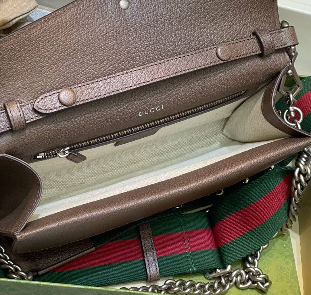 ✈️✈️✈️🔥𝐆𝐮𝐜𝐜𝐢 酒神腋下肩背包# ▪️型号 : 731782 ▪️尺寸 : 25*14*4cm 𝐷𝑖𝑜𝑛𝑦𝑠𝑢𝑠时尚单品永远少不了的酒神包又添新成员啦[耶]依然采用辨识度极高的虎头锁扣、包身小巧轻便. 经典PVC老花➕牛皮❗️搭配2条肩带 链条是现在最流行的腋下背法、最重点的红绿织带饰以饰钉“Gucci”DlY斜挎带太好看了！内部容量大、翻盖口袋双接档、还可当手包使用。