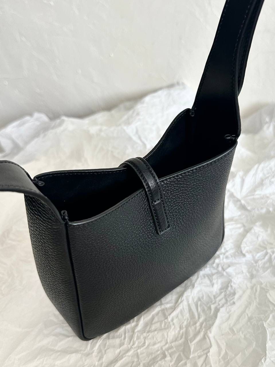 销量王🔥 ys1 hobo mini 🖤 谁敢信hobo出mini size了 可爱shu啦啊啊啊 换了明显有大纹路的鹿皮 和小号大号的皮质不一样，注意区分⚠️ 整个包柔软好打理，还抗造，贼实用 它斜挎不了，是一只腋下包 长肩带的腋下包背起来好舒服 砖柜6月21号发售，咱立马就安排起来😎 zp开发是基操，省钱小能手，等我们咯～～ 16×15×7cm