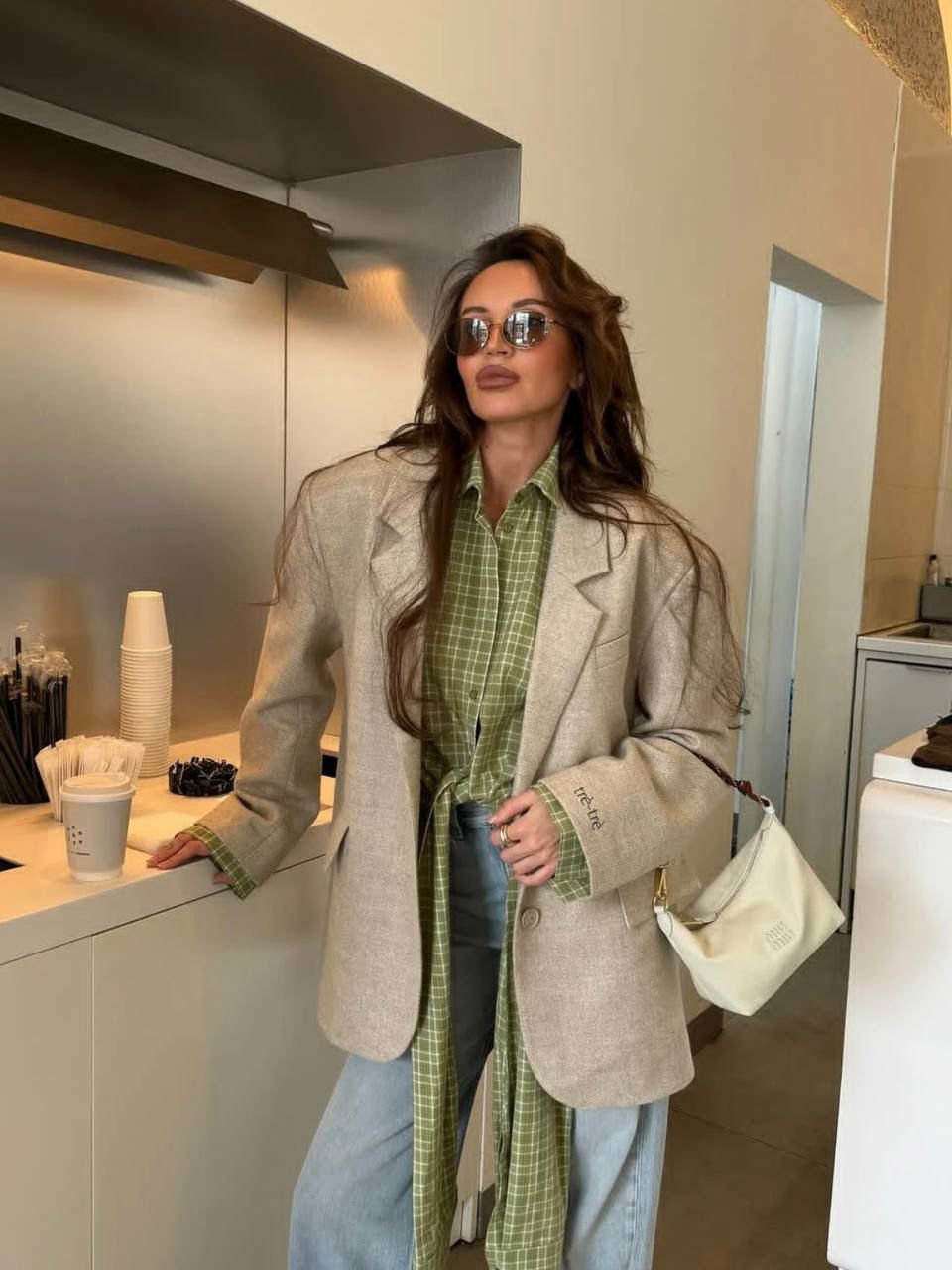 销量王🔥 𝐌𝐢𝐮𝐌𝐢𝐮饭盒包 米白色 啊啊啊，好喜欢这个彩色的碰撞！ 帆布面料搭配撞色小彩绳直接封神了！！ 每个配色，简直就是锦上添花 不敢想象这个夏天背这只有多好看！ 容量就不用说了 很好装 还很耐磨 性价比也特别的高～ 时髦精必入这只好吗 绝对日常出门回头率超高的一只 抓紧冲吖！！！ 18.5×14×10cm #F0006m