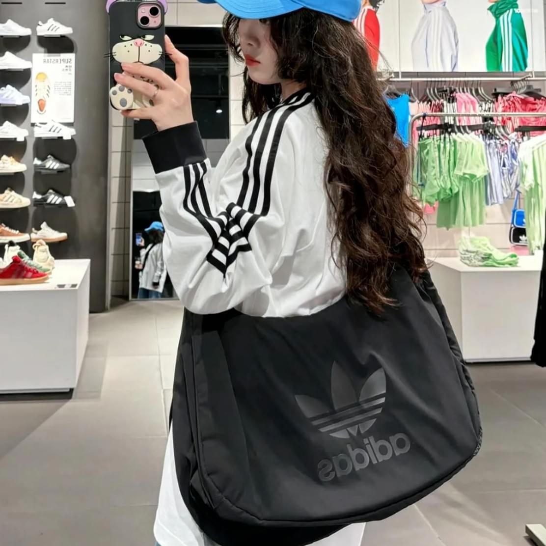 2隻起各減$ 10。Adidas Originals皺摺雲朵包