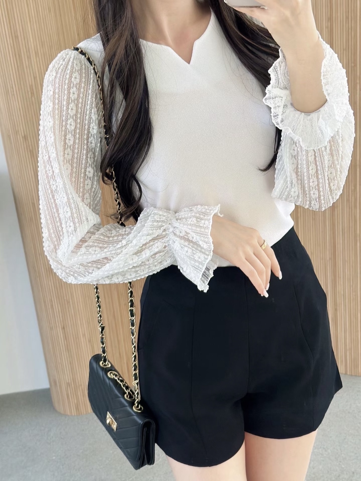 ♡ 蕾 絲 花 袖 心 領 上 衣。