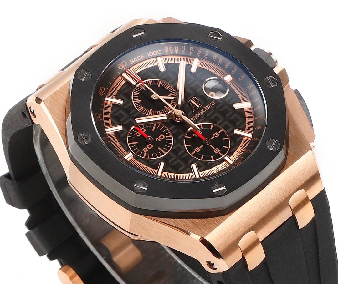 表盘以爱彼经典的大格纹为背景，一个个层次分明的方格排列，经过完美的打磨，将尽善尽美体现得淋漓尽致。三点位的日历表盘，在蓝宝石玻璃凹透镜的作用下，TPE扩大效果与原版一般无二。每一根大小表针，无论从各个角度来看都没有出现毛刺现象，这一点解决了大部分强迫症表友一直存在的烦恼！刻度与表针中间部位都采用瑞士进口夜光粉，每一个个体都做到手工填充，均匀饱满度是机器填充远远比拟不了的，亮度与发光颜色与原版几乎一致！机芯方面采用7750改3126的计时机芯，十二位的小秒，六点位和九点位的12小时计时与30分钟计时，完美的还原了原版的所有功能，经过JJF团队的精密打磨，大大提升了7750基础机芯的稳定性，缓解了一直以来计时机芯款式空有其表的尴尬现象！做到无可挑剔，堪称天花板级别，欢迎广大表友品鉴！💯🔥