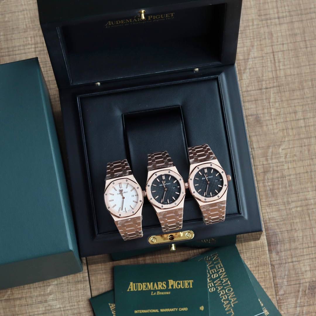 🚀原单AUDEMARS PIGUET爱彼 皇家橡树系列67女士石英腕表 独家原版拆解开模 所有配件均可原版互换使用，搭载原装瑞士F04111石英机芯。走时精准！全程CNC打磨，多次校对调整版型，棱角分明。表壳直径33MM,多边形状表圈与表壳精密相合，表圈以六边形螺丝栓固定在表壳上（圈口镶嵌精美施华洛世奇钻，璀璨夺目）表带链节精致规整，链节经过上百次细致的打磨处理，呈现出完美的纹理。折叠式表扣开合简单，佩戴方便。腕表表耳处呈弯折状，可以保证腕表与腕部更加贴合。表盘镌刻“Grande Tapisserie”大方格纹装饰，搭配荧光立体时标和皇家橡树指针，宽大的指针和时标让读时简单清晰。三点位置日期显示窗口，以阿拉伯数字显示。腕表为密闭表底，表底上镌刻皇家橡树系列的英文名称“Royal Oak”字样✨🔥