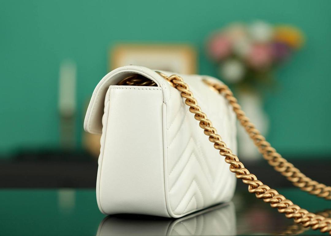 👜Marmont系列肩背包经典款 白色 22cm💕 （原厂皮 全铜五金） 正品售价¥18.000 独家原厂皮发售 限量级别 GG招牌款，镇店之宝 白色真的超级温柔又高级！ 原厂牛皮搭配经典的双G扣，复古做旧风格 背上就有白富美即视感， 属于所有人都能驾驭的颜色 官方款号 446744 尺寸小号：22x13x6cm 尺寸大号：26x15x7cm