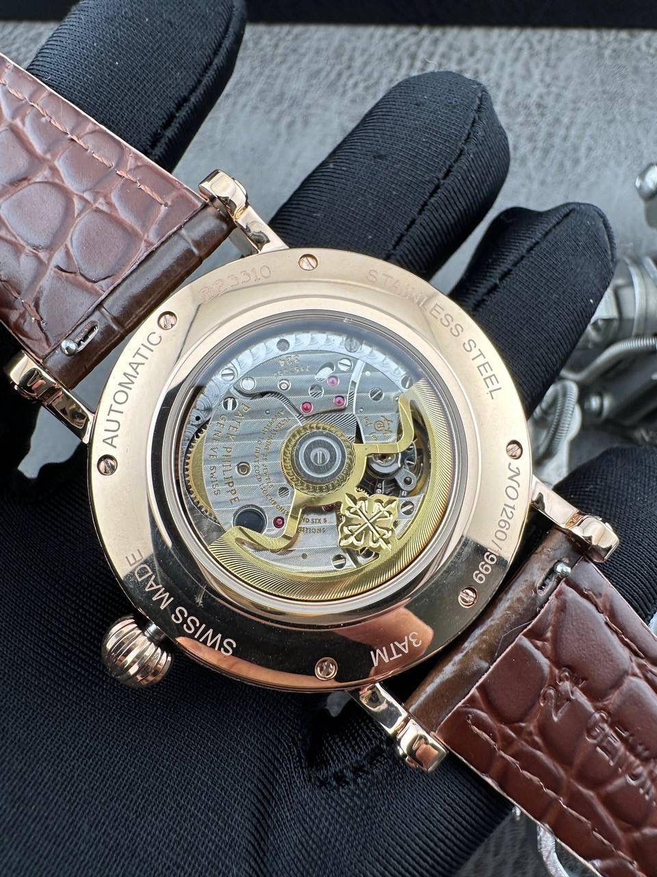 【铁划银钩 苍劲有力】高颜值新品墙裂推荐 精湛的工艺！ 年度最佳典藏之作——百达.翡丽古典超级复杂多功能 万年历功能腕表 团队历时两年多精心设计，不计成本，敢为人先，力求完美，克服重重难关，突破多层技术瓶颈，机芯型号为CH 29-535 升级版，质量稳定！ 【表带】经典意大利小牛皮表带，纹路清晰，质感好。搭配圈市面最顶级的百达翡丽灯笼表扣，通用原装无压力。 优雅的Calatrava雕花表壳极具个性，42毫米的表径适配大众男性手寸，非常商务可亦休闲。