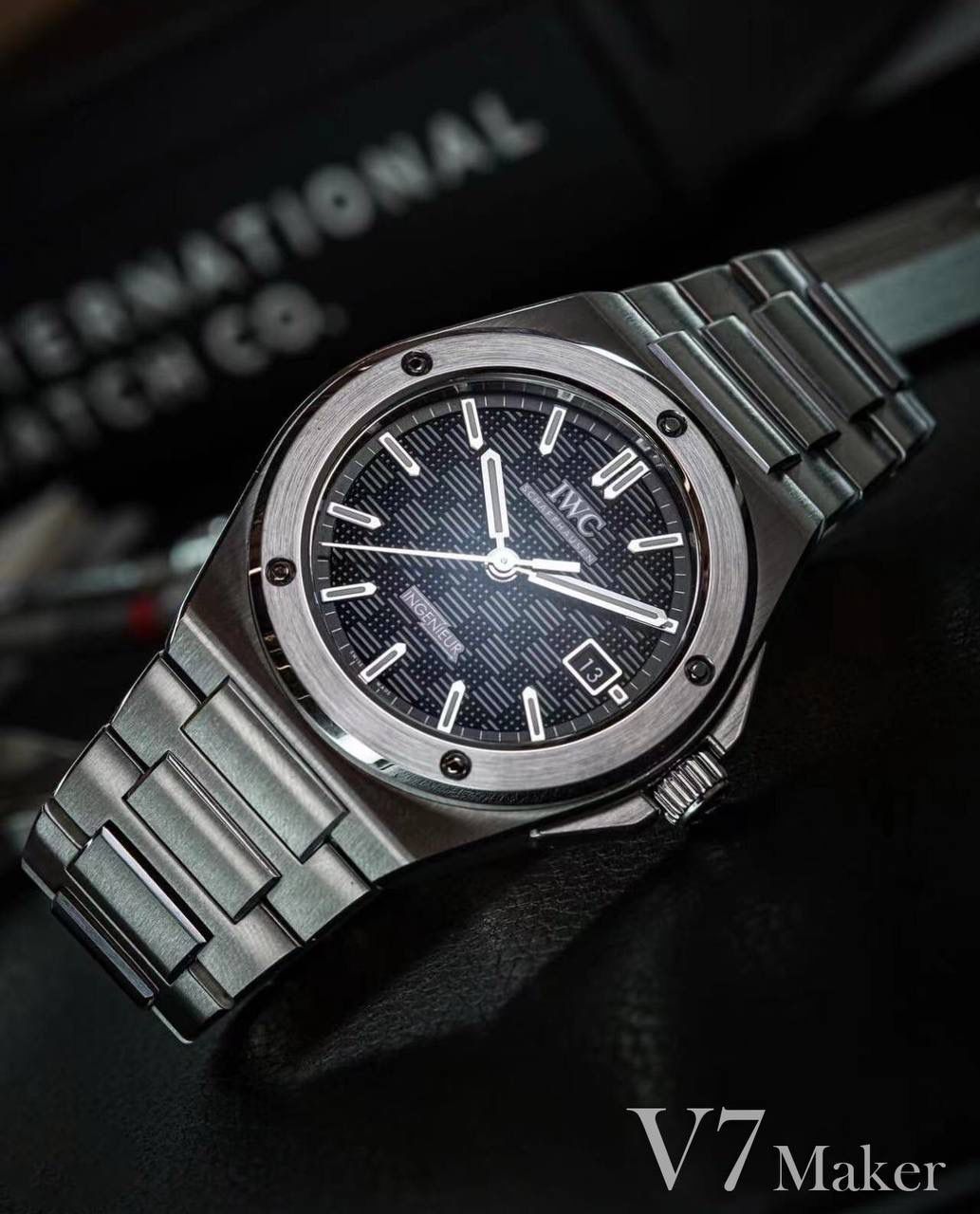 V7厂 七星推荐之 Ingenieur工程师腕表 IWC 在2023年 Watches & Wonders Geneva 推出新一代 Ingenieur 工程师腕表，由杰罗尊达设计，回归复刻 Gérald Genta 1970年代设计的经典之作 Ref. 1832。 40mm 表壳融合垂直拉丝、环形拉丝及镜面抛光工艺，精心重构的线条呈现更柔和流畅的轮廓。厚度为10.7mm。 表圈由5颗螺丝紧紧固定，表耳细节及H形表链采用更符合人体工程学的新设计，能够更舒适贴合手腕。