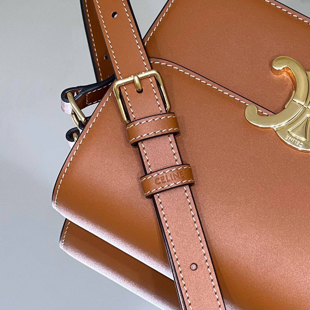 🔥大货实拍图 𝗖𝗘𝗟𝗜𝗡𝗘 ♥ 𝗧𝗘𝗘𝗡 𝗧𝗥𝗜𝗢𝗠𝗣𝗛𝗘 型号：188423 中号尺寸：22.5*16*7cm 小号尺寸：18.5*14*6cm