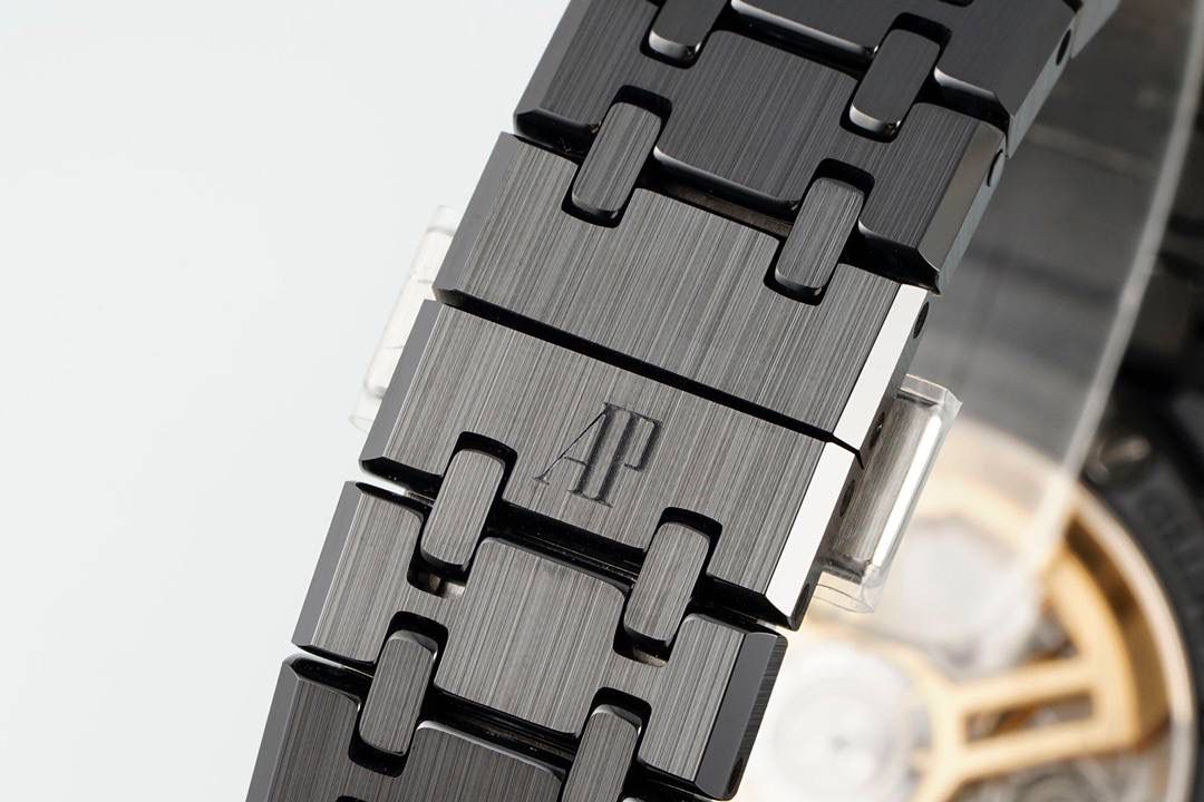 🚀新品爱彼15500全陶瓷款式全新到货，凭借陶瓷材质与cal.4302一体机复杂功能的结合，成为工艺与创新的典范，既延续了皇家橡树的经典美学，又突破传统材质限制，堪称现代高级制表的标杆之作 1. 陶瓷材质的优势 高硬度与抗刮耐磨：采用精密陶瓷（如氧化锆）制成，硬度远超不锈钢，日常佩戴不易产生划痕，保持长久光泽。 轻量化与佩戴舒适：相比金属材质更轻盈，减轻腕部负担，适合长时间佩戴。 抗过敏与耐腐蚀：陶瓷化学性质稳定，不易引起皮肤敏感，且抗汗水和腐蚀。 独特质感：表面经精细抛光或哑光处理，呈现深邃光泽或低调质感，一共推出三款配色黑色白色和稀有的蓝色 2. 表壳与表带设计 一体式结构：APS表壳与表带无缝衔接，延续皇家橡树标志性八角形表圈和“Tapisserie”格纹表盘，陶瓷材质赋予现代感。 复杂工艺：APS采用陶瓷烧结成型难度极高，需精准控制温度与压力，成品率低，凸显技术实力。 细节处理：表带链节经倒角抛光，边缘柔和，佩戴贴合手腕；表壳厚度约10.5毫米，兼顾复杂工艺与佩戴舒适性。💯