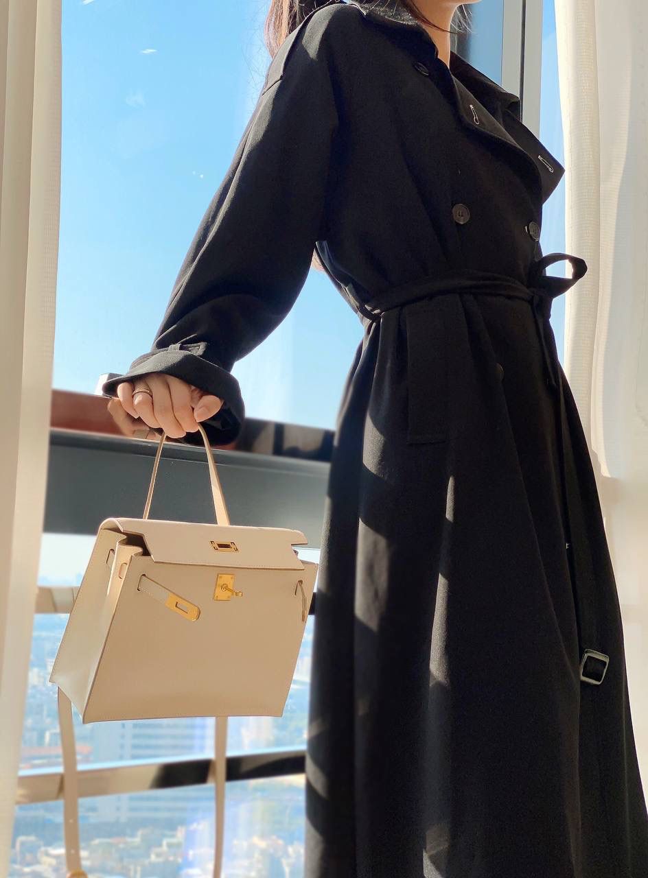 『奶昔白·金』 ‘’Kᴇʟʟʏ ᴅᴀɴsᴇ • Evercolor 🎀 时尚圈就是一个圆！ 最厉害的就是六种背法： 斜背、侧背、肩背、腰包、背包、手包 集美们一定要安排起来‼️ 22Cm