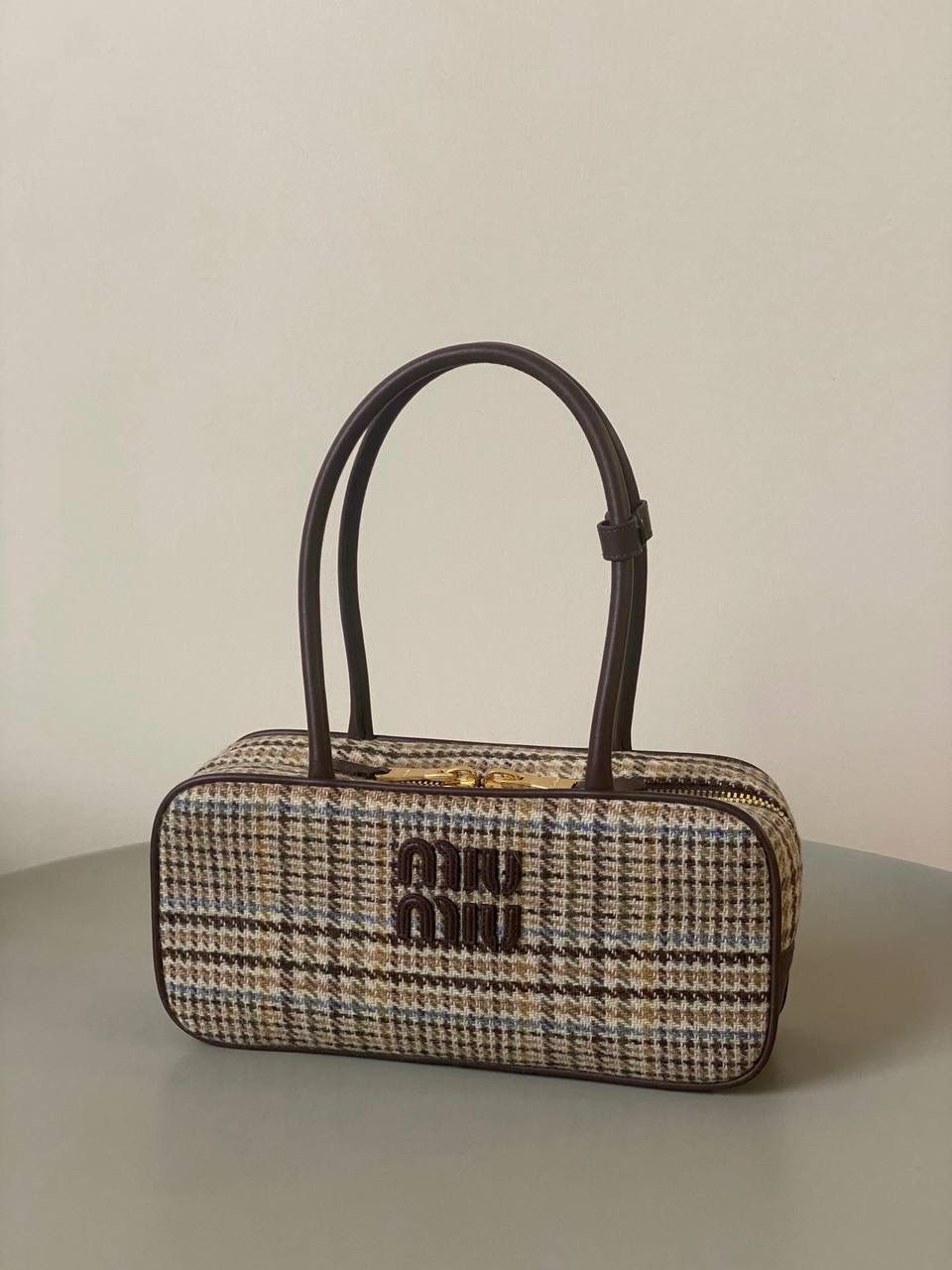 🈶可可棕·格子呢 𝗠𝗶𝘂𝗠𝗶𝘂保龄球| 大爆款 百年经典千鸟格👀康康谁还没有 爱上miu的快乐，就是不断创新 不断惊喜 保龄球造型从褶皱羊皮到平纹牛皮 拼接皮 麂皮再到千鸟格 每一版都能打 能爆，真的杀疯了 27×2×8cm，#F0011m