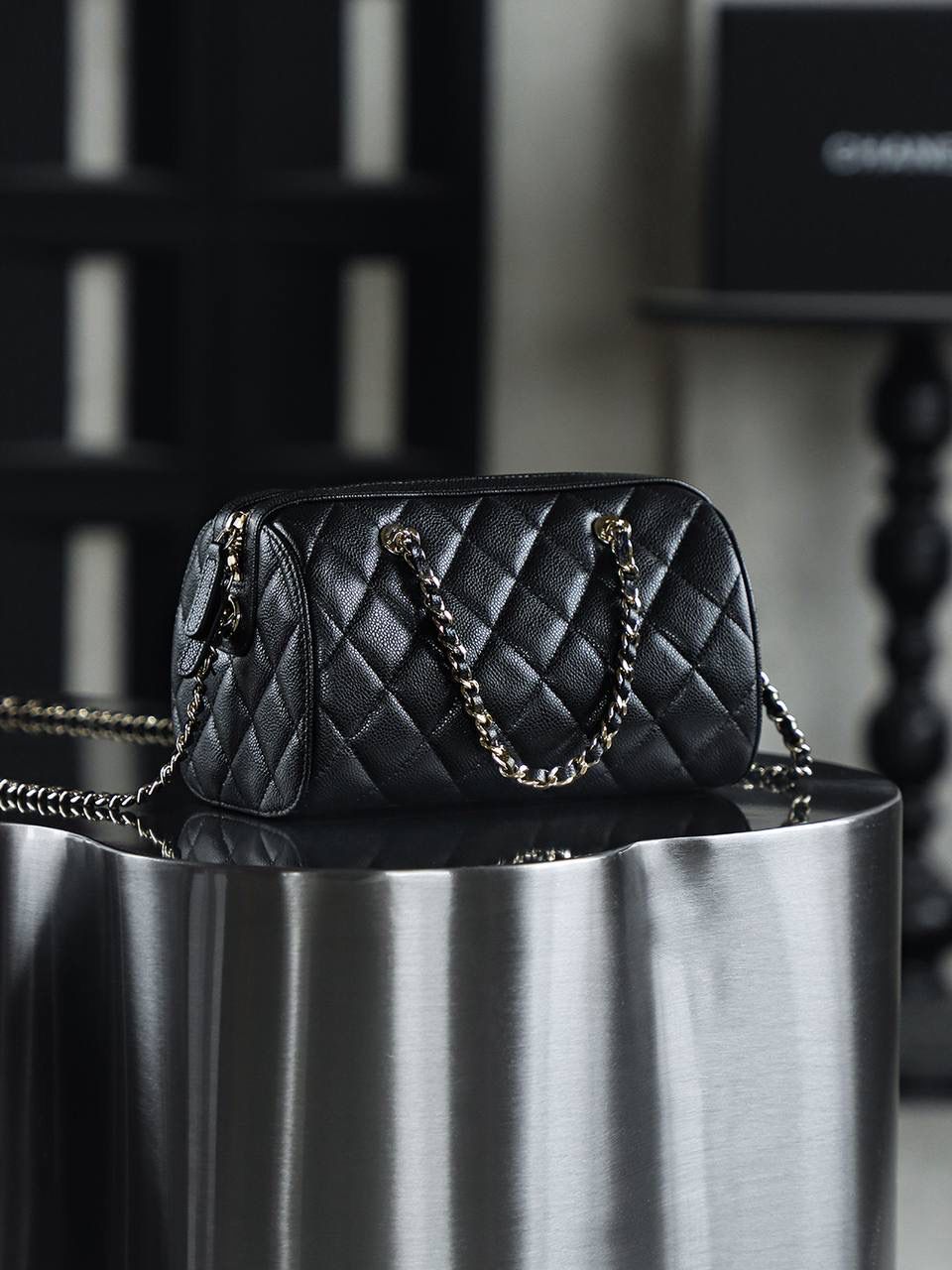 25P迷你保龄球鑒定版👜 一包一碼 支持全球鑒定查驗身份證原廠專G Hass皮料過關清單資料可査詢 25P春夏季的黑馬波士頓保齡球！ 時尚就是經典的輪回，保齡球圓筒的造型超可愛！ 包身圓潤流暢的線條，既保留了復古韻味，又融入了現代時尚感！ 五金：厚鍍14K淡金扣 皮料：Hass中球纹牛皮 尺寸：11.5*18.5*11cm