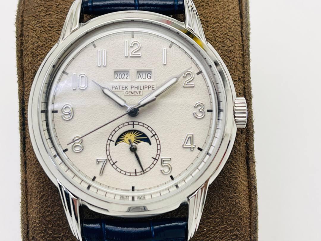 百达翡丽5320G-001超级复杂功能时计！🔥🔥 1⃣️直径40毫米一体冲压成型的双层式精钢表壳，致敬了经典的设计语言奶油色的表盘营造复古氛围，表盘边缘刻印有密分秒数刻度，配金质阿拉伯数字及五分钟凸圆刻度字钉，更有立体感。时分指针以巴顿式设计为基础，配以尖长的针尖，这特色造型是呼应了 1950 年代 Ref. 1463 计时码表的指针。 2⃣️表盘6点位置是月相显示和日期分拨。所有的万年历标志都很好，一眼就能读懂。 3⃣️内里搭置了仿324 S Q 自动上链机芯，是 324 自动上条传奇机芯的精装版本。机芯夹板桥经倒角，边缘作细意打磨，主夹板饰以鱼鳞纹，而夹板则缀以日内瓦波纹，夹板表面有包金雕刻，螺丝凹槽经打磨和倒角，连钻孔亦同样经打磨处理。